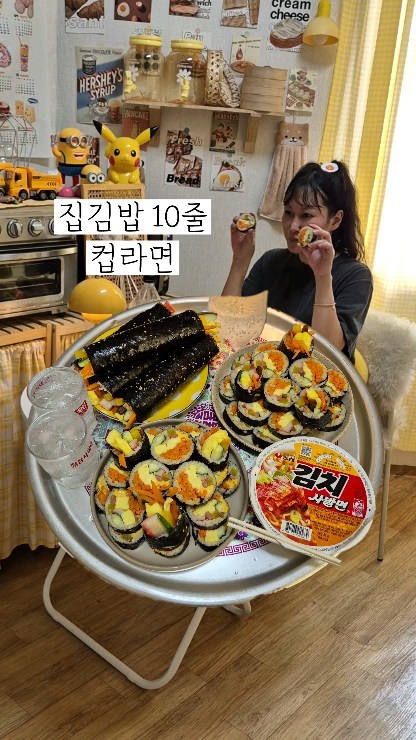 김밥&컵라면
김밥 10줄만들고
김밥 6줄 참기름 깨뿌려서
맛있게 썰어가꼬
김치사발면 컵라면이랑
먹었네요~
친구 김밥 3줄
나도 김밥 3줄
입가심은 탄산 사이다
시~~언하게 뻥~~~
남은4줄은 당연히
김밥전 꾸바서 먹었네요
어제는 수영장있는
호캉놀고 오늘 바로 출근했는데
오늘은 저녁9시까지 알바라
좀?디네요ㅠ
으샤으샤 힘내보쟈~

#김밥#집김밥
#집밥 #koeanfood #요리레시피#요리영상
#cookingvibes #cooking #김밥만들기
#kimbap#김밥맛집 #koreahouse #homesweethome
#컵라면#라면