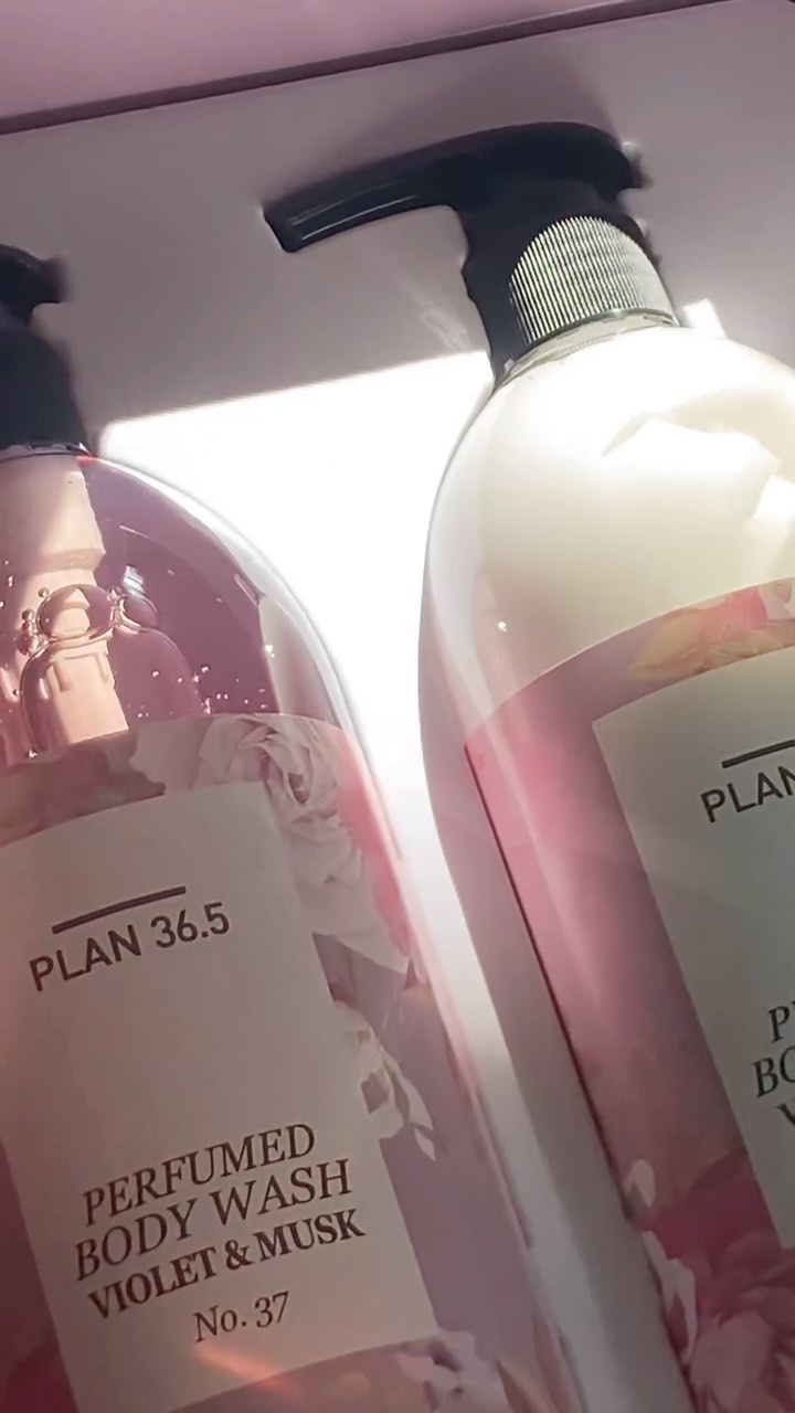 # 광고
향수를 뿌린듯 향기가 은은하게 지속되는 퍼퓸드 바디케어 세트 @plan36.5_official
명품L사 향수를 져현한 향이 건조함과 미세먼지로 지친 피부와 마음에 활력을 더했어요 🌱
에코서트 인증성분으로 홈스파 케어를 즐길 수 있어요 ✨
알란토인 성분과 식물성 줄기세포,에델바이스 캘러스 추출물이 민감한 피부를 진정해주며 보호해준다고 합니다 😶💕😭
바디로션의 식물성 오일 성분이 예민하고 건조한 피부에 수분과 영양 공급을 동시에 주어 오랫동안 촉촉하게 케어해주어요 !
달콤한 체리향에 포근한 아이리스 꽃향기 그리고 달콤한 바닐라와 통카빈이 어우러져 전해주는 따뜻하고 신비로운 '바이올렛머스크' 향기로 상쾌한 하루💕
#바디케어
#홈스파
#plan36.5
#바디워시
#주름개선
#바이올렛
#살냄새
#바스칸바이오제약