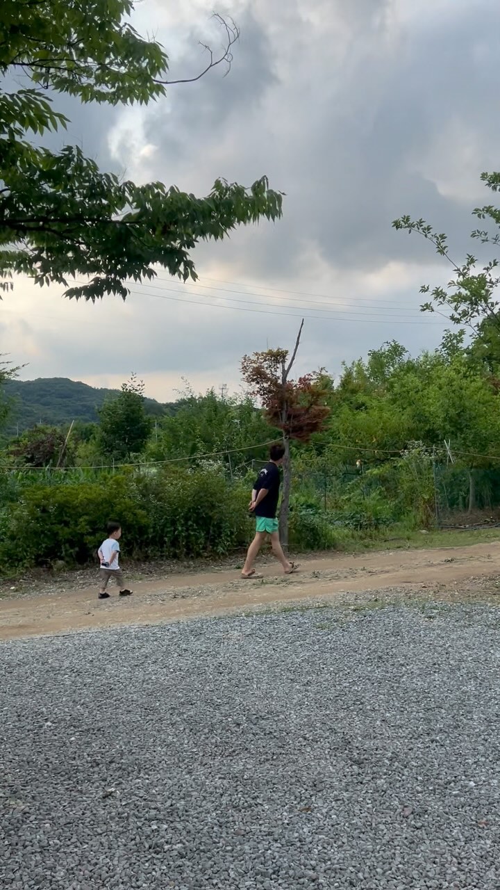 어느날부터 준이가 뒷짐 지고 걷는다 
목과 허리에 좋다는걸 안 걸까..
누가 알려준 걸까....? 

#육아 #육아소통 #육아일상 #캠핑 #캠핑장추천 #가족 #가족여행 #가족캠핑 #가족스타그램 #부부 #부부스타그램 #쀼 #쀼의세계
