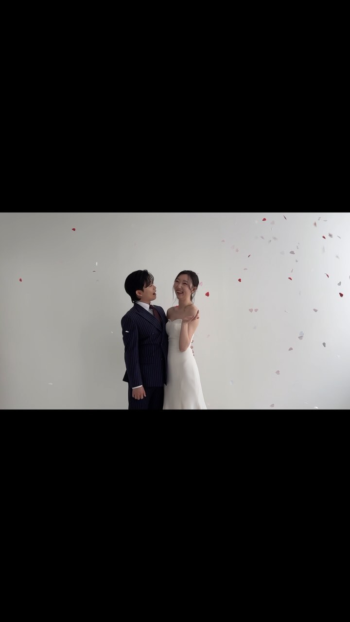 240623 우리의 웨딩촬영👩🏻‍❤️‍👨🏻💍
5시간 동안 꺄르르르 거리면서 너무예쁘게
잘찍어주셔따:) 
너무 예쁜 우리둘🫶🏼🫶🏼