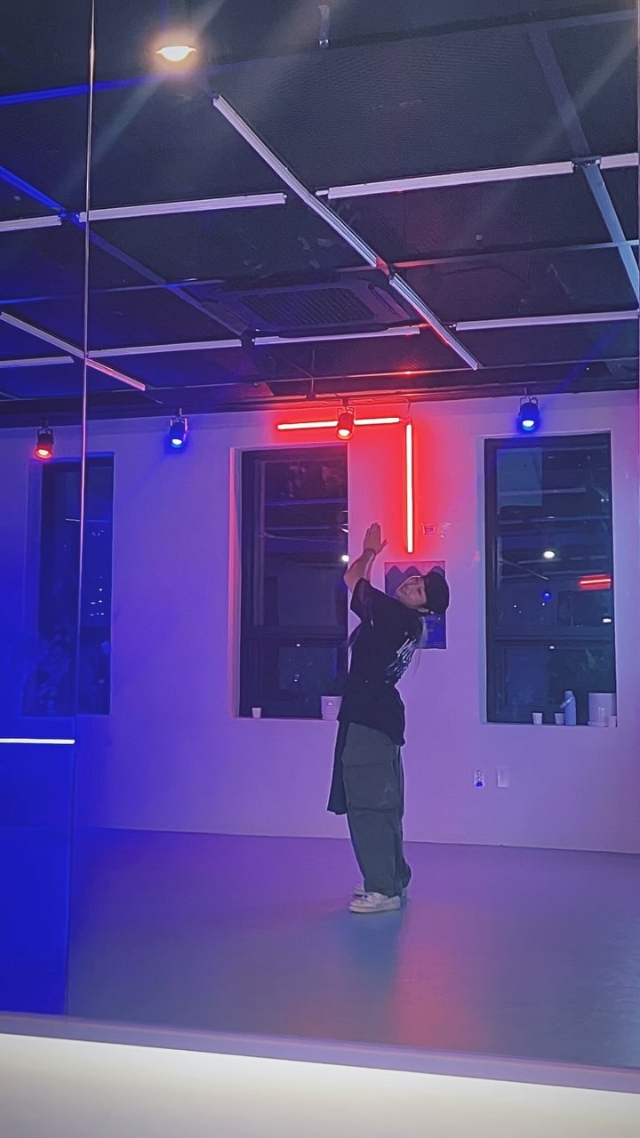 𝑨𝒓𝒎𝒂𝒈𝒆𝒅𝒅𝒐𝒏 🦂

기존 수업에서 색다르게 시도한 피메일 힙합으로다가 꿀렁거린 우리… ✨

📍 @onew_dancestudio 
*️⃣ Every Wed 7:00-8:20 *️⃣

#armageddon #aespa #femalehiphop #choreo #아마겟돈 #에스파 #아마개똥