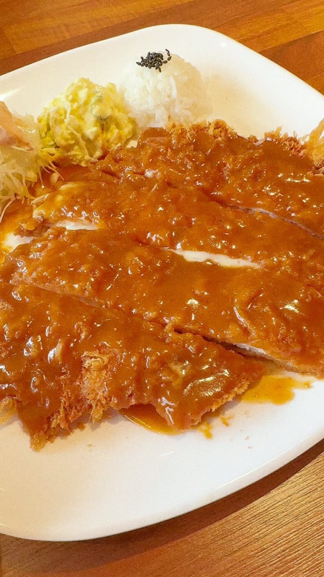 #협찬 돈가스,국수,떡볶이,아이스크림

✅서커스돈까스 광명역점
✅경기 광명시 오리로 111 지상1층
🎶광명역
✔️치즈돈가스 13,800원
✔️국물 비빔국수 8,000원
✔떡볶이 6,000원
✔️아이스크림 1,500원*2
️

이 모든걸 한번에 먹을수 있는 서커스돈까스 다녀왔다. 이미 웨이팅 걸리는 신상맛집! 가족단위 손님이 많은 곳이다😊

달달한 소스가 일품인 치즈돈가스는 쭈욱 늘어나는 치즈에 반하고 비빔국수에 국물 자작한 국물비빔국수에 두번 반한다❤️

떡볶이에는 총3가지 종류의 떡이 들어가는데 신기한건 분모자😳 떡볶이와 분모자가 이리 잘 어울릴줄 누가알았을까, 마무리 아이스크림까지 깔끔!

넓고 깔끔한 매장이라 가족외식, 데이트맛집으로 좋고 음식 맛있고, 주차 편하니 안갈 이유 없지~

#광명돈까스 #광명역 #돈까스 #KTX #광명역맛집 #광명돈까스맛집 #광명역돈까스 #광명경양식 #일직동맛집 #일직동돈까스 #GIDC #광명데이트 #광명역회식