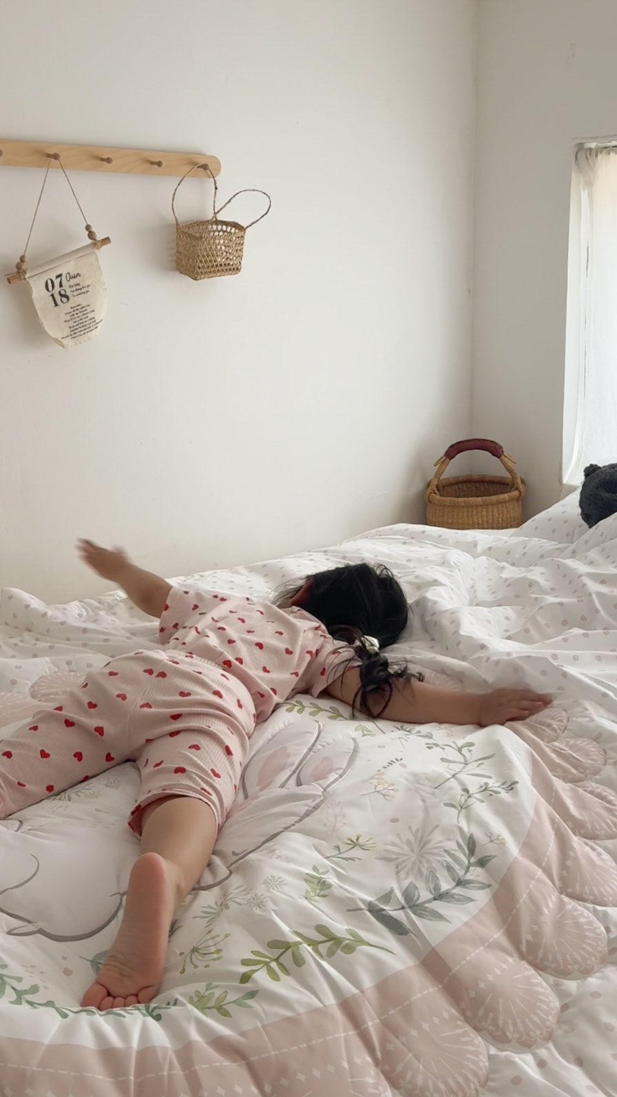 여름 준비는 이렇게! #제품제공 

다들 여름 이불로 교체 하셨나요??!????
저희집은 안방 침대는 아직이지만..
열이 많은 아린이 침구는 
여름맞이로 먼저 교체해 줬어요!

아린이 최애 이불이었던 
마이하우스 토토 사계절 이불은
사계절 내내 사용할 수 있지만!
여름 차렵이불이랑 세탁하며
번갈아 사용하고 있어요!

특히 여름 침구는 
쿨링 시어서커 원단으로 
좀 더 시원하게 꿀잠 가능해요🧊🤍

올 여름을 부탁해, 앤리빗!🐰

#복층인테리어 #복층집꾸미기 #여름이불