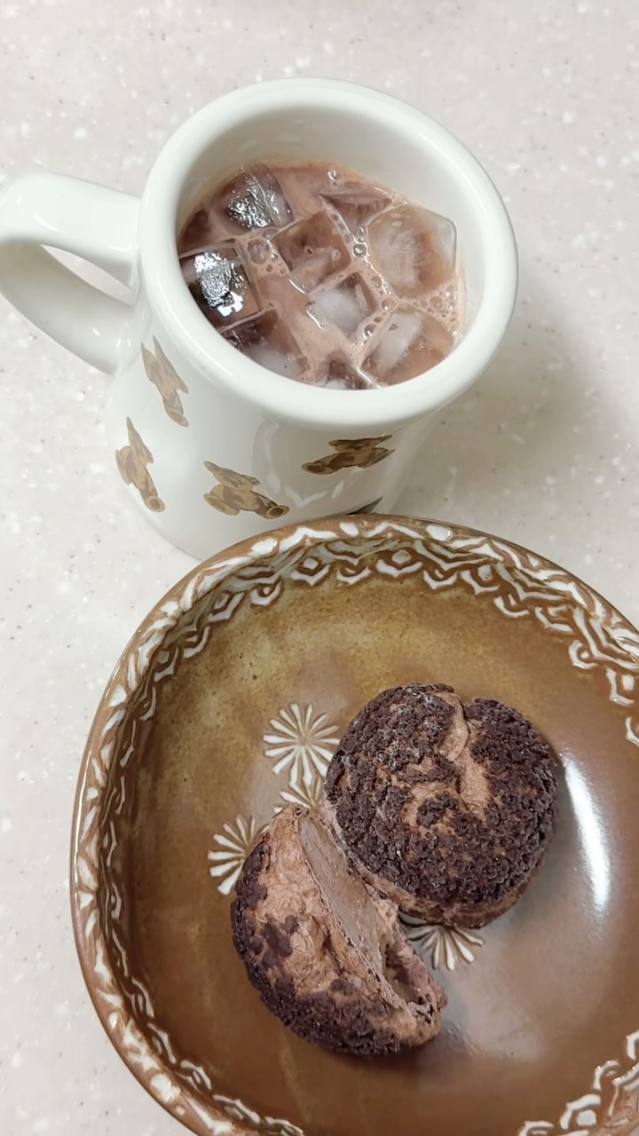 #협찬 @aromavillecoffee 
오늘의 디저트는 🍫🍪
부드럽고 진한 초코비 핫초코🫶🏻

블로그와 인스타를 운영하다보니 노트북 앞에 앉아있는 시간이 많아
자연스럽게 집에서 간단하게 먹을 수 있는 것들을 쟁여놓는 편이에요🌈
달달한게 땡겨서 초코비 핫초코를 먹기로 결정🍫

초코슈와 아이스초코의 조합 ,,, 당떨어질 걱정 없다구요😆

간편하게 타서 얼음만 넣어주면 진하고 부드러운 아이스초코가
완성 돼서 여행다닐때나 회사갈 때 들고가기도 좋아요🍀

현재 스마트 스토어 1일 특가(1품목) 및 주말특가(4품목) 진행중이랍니다🍪

저처럼 달달한 거 좋아하시는 분들은 꼭 한 번 드셔보세요😀

#아로마빌커피 #초코비핫초코 #아이스초코 #아이스초코만들기 #핫초코 #짱구핫초코 #부드럽고진한초코비핫초코 #핫초코추천 #홈카페 #짱구핫초코 #달달한핫초코 #카페스타그램 #맛스타그램 #아이스초코 #아이스초코맛집