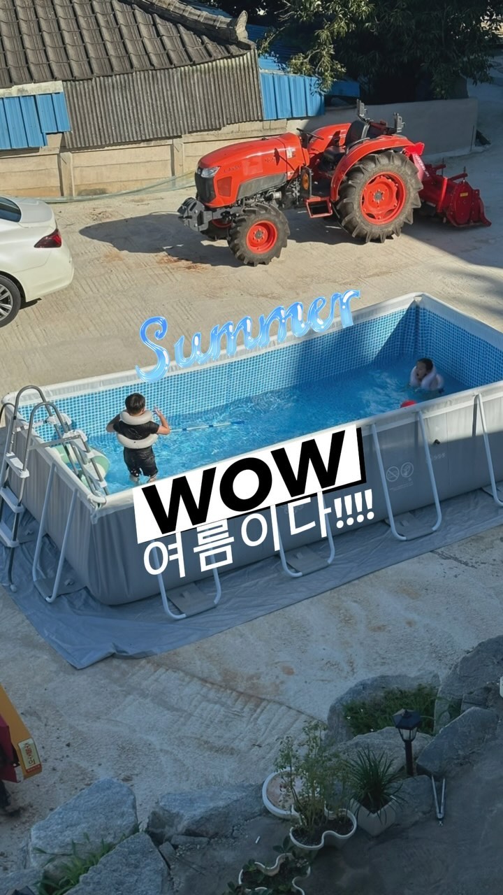 #여름이다 💦
.
몇일전 마당수영장을 개장했어요😆😆😆
이번주는 학교,유치원 다녀오면 바로 가방 던져놓고
수영장에 들어가서 노는 태양별ㅋㅋㅋ
목욜부터 방학이었는데 때마침 사촌형아도 놀러와서
셋이서 신나는 여름을 만끽하고 있네요~~~
(엄마아빠는 수영장청소하느라 죽겠다,,,,😂)
.
내일은 날씨가 35도까지 올라간다는데,,,,
저도 한번 들어가서 놀아봐야겠습니다ㅋㅋㅋ
.
#시골육아 #시골집 #마당수영장 #수영장개장 
#인텍스수영장 #인텍스풀장 #여름스타그램 #태양별