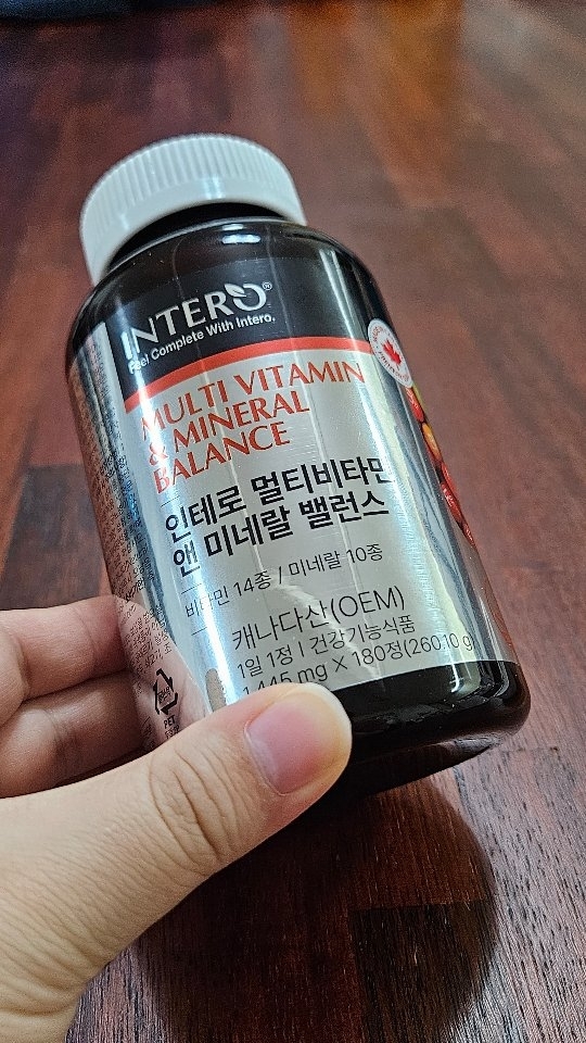 #협찬

몸 챙기기 위한 건강기능식품은
무조건 비싼게 좋다? nono!

올바른 원료와 거품없는 가격으로
남녀노소 안심하고 먹을 수 있는
#인테로 멀티비타민 소개합니다 :)

비타민 14종 + 미네랄 10종,
하루 한알로 19가지 성분이
하루섭취량을 100% 충족한대요 ✨

✔️ 6개월분 180정 대용량
✔️ 3無 원칙 (착색료, 합성향료, 감미료)
✔️ 유전자 변형 X

저처럼 목구멍이 작은 분들은
알약에 정제 커팅이 되어 있어
반 잘라먹을 수 있어요 ㅎㅎ❤️

비타민과 미네랄은 우리 몸에서
스스로 생산되지 않아 외부로부터
보충이 필요한 필수영양소래요

이 말 듣자마자 선물로 #영양제
괜찮겠다는 생각이 들더라구요 ♪

+ 초록창 검색결과 비타민은
아침식후에 먹으면 좋다고 합니다 !

📍구매처 @intero_official
.
.
#멀티비타민 #종합비타민 #비타민 #종합비타민추천 #멀티비타민추천 #멀티비타민미네랄 #비타민추천