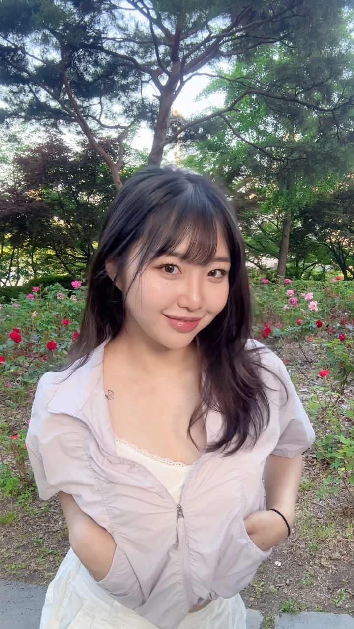 #협찬 @offgrid_kr 

스트링디테일로 다양한 핏감 연출이 가능하고 컬러감 넘예쁜 자켓 ... 
하단에 선인장자수포인트도 너무귀엽고! 연보라색은 특히나 고프코어에 발레코어 한스푼 느낌🥺 💕💜
-
 #오프그리드 #offgrid #고프코어 #캐주얼 #스트릿 #여름코디추천 #자켓추천 #크롭자켓 #스타일메이트 @stylemate_official