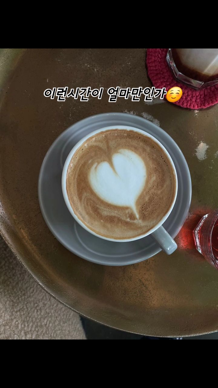 #자유시간 

_

얼마안되는 나만의 시간🩷
이 얼마만인가..
격하게 누리고싶었지만 아이들이 곧 돌아올 시간이네유🥲🥲
그래도 개학이 얼마 안남았으니 참아봅니다🤣🤣🤣🤣
개학 기다리는 엄마 나만 그런거 아니죠?🙈

.
.
.
#서판교맛집 #서판교까페 #이스트파크 #백청우칼국수 #시원하고좋다 #자유부인타임