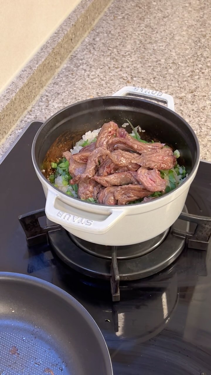 간단하고 맛있는 아주 부드럽고 감칠맛도는 그런 한 끼 !
담에는 다시마버터도 내가 맨들어봐야게따 -!

🥄스테이크버터솥밥

#스테이크버터솥밥 #스테이크솥밥 #룩트 #다시마버터 #모아갈비 #꽃갈비 #한우 #갈비살 #스타우브 #솥밥 #스타우브솥밥 #신혼살림 #신혼밥상 #신혼스타그램 #럽스타그램 #밥상 #신혼부부