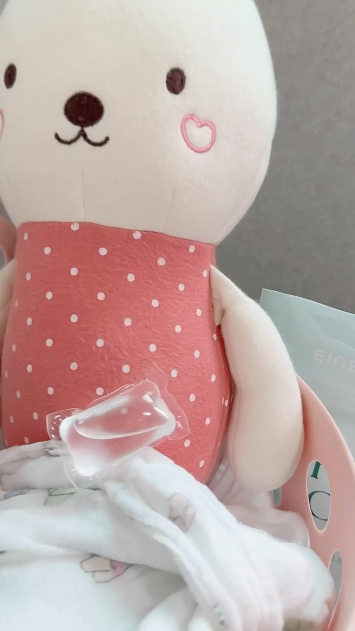 제품제공 ❝아이너바움 미니 캡슐세제❞

🍚
이유식... 이 녀석 진짜 쉽지 않네요🙃
육아 난이도 완전 완전 급상승
아직 두끼 먹는 중인데 세끼 시작하면 🤦🏻‍♀️

밥 먹을 때 입보다 손이 더 바쁜 봄봄이라 턱받이 해줘도 옷이 난리
단호박같이 물드는 음식을 먹고 난 후에는 바로 빨래까지 해줘야해서 정말 정신이 없더라고요

이 때 딱 쓰기 좋은 꿀템 발견했어요 💕
믿쓰 브랜드 ‘아이너바움’에서 캡슐세제가 나왔는데
그것도 아기 세탁에 딱 좋은 ‘미니 캡슐세제’라 너무 마음에 들어요

알러지 걱정때문에 무향료 세제만 사용했었는데
아이너바움 미니 캡슐세제는 알러지 유발 물질없이 싱그러운 향기를 내는 올인원 제품이라고 해요 ◡̎ ෆ 
코가 예민해서 진한 향을 매우 싫어하는데 은은하게 상쾌한 향이라 더더욱 손이 가더라고요-! 여름이라 특히 더 ෆ 

ᴛʜᴀɴᴋs ᴛᴏ @whittlestore_official 

 
❝
그나저나 이유식... 
토핑에서 죽으로 갈아탔는데도 쉽지 않네요🤦🏻‍♀️
다들 괜찮으신건가요...?

🏷️
#아이가사는집 #육아 #육아소통 #육아일상 
#아기캡슐세제 #유아캡슐세제 #캡슐세제 #미니캡슐세제 #올인원캡슐세제 #아기세제 #비건세제 #아기세탁세제 #유아세제 #유아세탁세제 #신생아세제 #아이너바움세탁세제 #아이너바움 #돌준맘