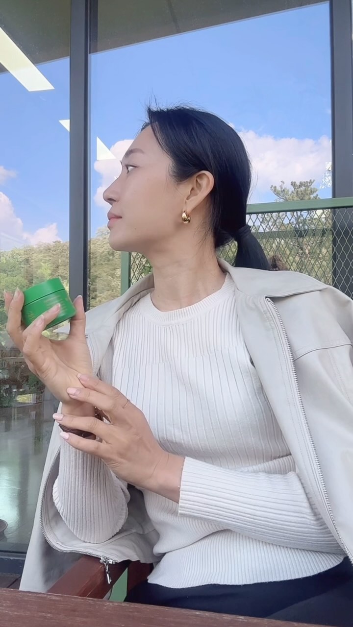 #협찬 

모처럼 맑은 날씨였죠!!!
아침에 쌀쌀해서 넣으려던 봄니트를 다시 꺼내입었는데,
낮엔 햇님 덕분에 겨땀파크와 모공들이 들고 일어났잖아요??
😳😳😳😳

이럴때 빠르게 진정 시켜주지않으면
피부 망가지는거 한순간이예요!!

#VELYVELY
#시카인진쑥 리페어 크림

수딩같이 촉촉하면서 산뜻한 마무리로
피부에 부드럽게 발리고, 
유독 민감하고 건조한 부분은 
한번더 레이어링 하듯 발라주니
금새 양볼이 진정되면서 피부결이 한껏 정리되는 느낌이였어요🩵

특히 여름엔 더더욱 투박한 제형 사용이 꺼려지는데
시카인진쑥 리페어 크림은 답답한 느낌 싫고, 
가벼우면서 할일 다하는 그런 크림이라!!

다 쓰면 또 찾게될꺼예요👍🏻👍🏻👍🏻

#블리블리 #진정크림 #시카크림 #시카인진쑥크림 #피부진정 #피부진정크림 #홍조크림