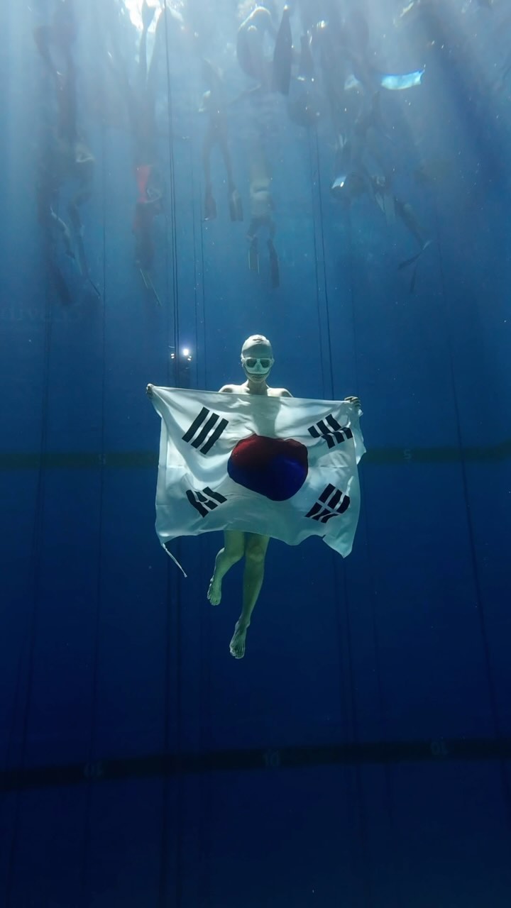 프리다이빙을 하면서 꼭 챙기는 날은🇰🇷

오늘도 잊지 않고 수영장에서 
태극기와 함께 의미 있는 하루를 보내고 왔어요

8.15 광복절 79주년
대한민국의 빛을 되찾은 날✨

평범한 오늘을 살아갈 수 있게 해주셔서 감사합니다.
그날의 함성을 잊지 않겠습니다.

📸 @tk_freediving 
📹 @djiglobal @djikorea_official 
📍 @paradive_official 

🐳 프리다이빙 수영 취미가 궁금하다면 @daily__soob 팔로우해주세요

@daily__soob 
@daily__soob 

한 번의 호흡으로 나에게 집중하는 시간🫧
숨 참는 시간이 행복하고, 그 순간을 기록합니다.
Dailysoob Freediving underwater story &  Swimsuit Photo

#태극기 #광복절 #대한민국만세 #🇰🇷
#프리다이빙 #수중촬영 #수중사진 #수영복추천 #여자수영복 #취미추천 #직장인취미 #유산소운동 #운동하는여자 #freediving #swimsuit #swimming #swimmer