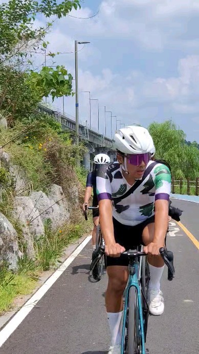 올 여름 얼마 남지 않았는데 아직도 더워서 힘들다
얼마나 뜨거우면 라이딩 포기하고 물놀이 할까!
초기화 되어서 힘든 몸뚱이 어쩌지!

#자덕 #자린이 #초기화 #화이팅 #오늘아님 #cycling #cyclingphoto #cyclinglife
