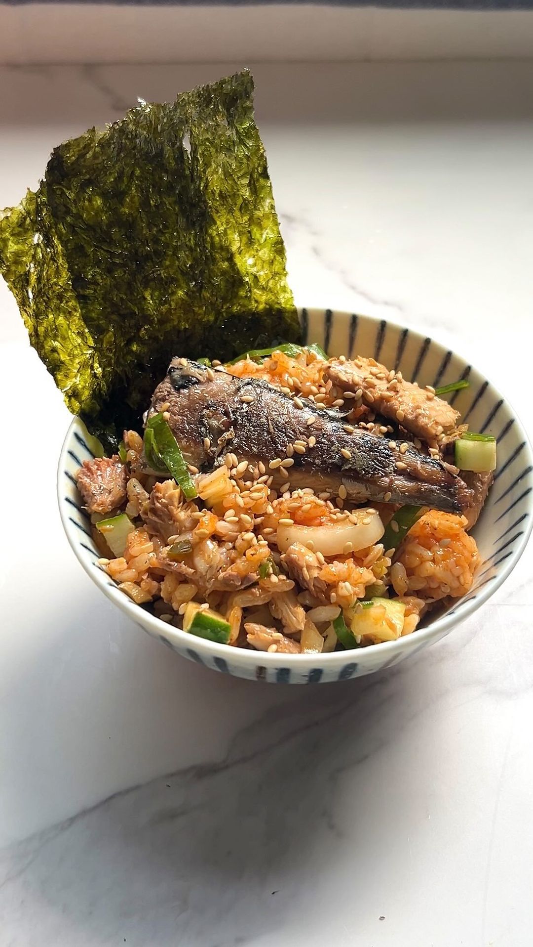 간단한 통조림 꽁치 비빔밥소개드려요
참치비빔밥을 좋아하신다면
분명 이것도 좋아하실거에요 😎
앤초비 페이스트와 고추장 간장으로 간단히 밥에 양념하고
구운 통조림 꽁치와 다짐 채소를 넣어 슥슥
참기름 대신 올리브유로 윤기를 주었어요

좋아하시는 채소 있다면 대체하거나 풍성하게 넣어 드셔도 좋아요
김은 필수 🥰

#비빔밥#food