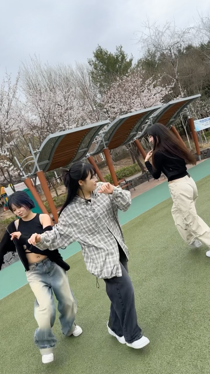 저희도 데뷔 시켜주세요 .. 🤤🤤

@illit_official #magnetic 

#reels #reelsinstagram #reelschallenge #illit #hybe #kpop 
#릴스 #릴스타그램 #릴스챌린지 #아일릿