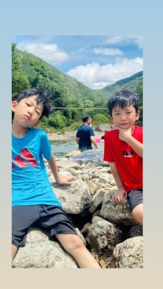 물을 참 좋아하는 내 아들들❤️

아침에 할아버지께 전화와서 급 계곡 다녀옴
짧은 시간이었지만, 
아주 즐겁게 놀다옴👍

다 좋았는데
계곡 앞에 있던 xx 산장

점심으로 백숙 먹으려고 물어봤는데
인상 팍 쓰면서 기다리라고 했나? 암튼, 뭐라고 하던데
손님이 많긴 했지만, 
바빠도 주문되냐고 물어본게 화낼일임?완전 짜증남;;
지금도 열받음

불친절해서 기분 나빠 그냥옴
(아버님도 화나심!)

#여름물놀이 #계곡 #완주계곡 #계곡이역시시원해