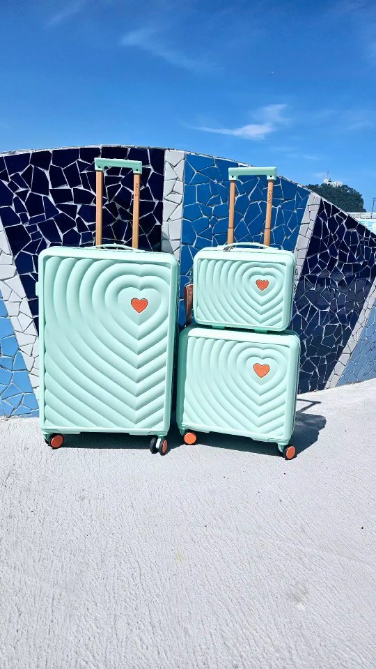 #travel
#여행 가고싶지?! ☝️ 🏜🗽✈️
너무나도 예쁜 #큐랑캐리어와함께 😙🥰

가성비 좋은 #큐랑 #하트시티캐리어 🩷
이렇게 예뻐도 되는고야?!😍
해외여행 가려면 28인치 수화물용과 18인치 기내용과 레디백 3종세트가 딱이지!!🫰 4인가족 함께 여행가기에도 괜찮아~
아이들이 예뻐서 더 좋아하는 #하트캐리어

수화물용은 커버도 있어 안심^^
TSA락으로 미국에서도 소중한 내캐리어 안전하게 지키기♡
무엇보다 핸들링이 좋고 가벼워 남녀노소 다 좋아할 캐리어.

나만의 캐리어로 특별해지고 싶다면 
#큐랑하트시티캐리어 적극 추천!!!
곧 여행갈일만 기다려지네~~♡

#큐랑캐리어 #큐랑하트시티 #미니캐리어 
#여행용캐리어 #기내용캐리어 #캐리어추천 
#캐리어세트 #여행캐리어