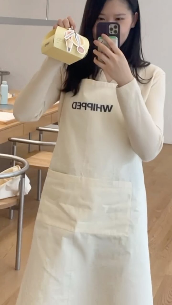 💛🍋 베이커리 휘핑크림 300번 쳐본 사람…? 피부타입 측정하고 그 자리에서 바로 피부 결과값 확인! 

✔️저는 건조하고 잔주름이 잘 생기는 편, 자외선에 취약해서 선크림 자주 발라줘야하고, 주근깨 잘 나는 얇은 피부 타입

✔️클렌저부터 꼼꼼하게 골라야하는데요! 피부에 딱 맞는 수제 휘핑 크림 질감의 팩 클렌저를 만들어갈 수 있는 클래스더라구요! 😲

✔️직접 휘핑내어 담고, 마지막에 취향에 맞는 페어퍼 키링으로 패키지를 맘껏 꾸미면 완성!

✔️아직 미출시된 유자몽 팩클렌저인데! 성수 플래그십 스토어로 초대받아서 다녀왔어요✨✨✨

✔️세안 후 당김없어야하고! 칙칙해진 피부에 좋은 부들부들 유자몽 휘핑폼클렌저! 향긋하고 세안하는데 기분까지 상콤해지고 너무 좋아요,,🍋🍋🥹

@whipped._official

#휩드 #휩드비건팩클렌저 #스킨케어 #비건브랜드 #성수팝업 #유자몽수플레크림 #유자몽 #바쿠치올 #시럽앰플 #뷰티브랜드 #팝업스토어 #휩드클래스 #kbeauty