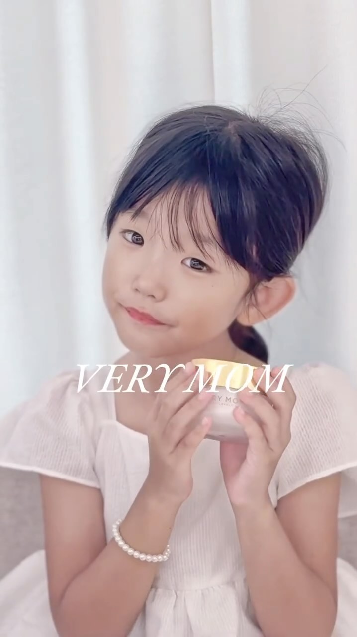 #제품제공 x #베리맘
@verymomkorea 

무더위가 오래가는 이번 여름
혜린이 피부도 계속 건조해지고있더라구요

피부속 수분보습은 중요하니까
아무거나 바를수없어요

베리맘 씨드 세라마이드크림은 천연씨앗을 모아
만들어서 피부장벽강화에 도움을 줘요

홍삼다시마같은 천연 보습성분으로 촉촉하게만들어줘요
트러블에 요인이될수있는 성분은 배제하였다니
아기부터 어른까지 믿고 바를수있겠더라구요🩵

끈적임없이 촉촉하게 관리할수있어요

#베리맘 #베리맘크림 #씨드세라마이드크림 #아기로션 #아기크림 #온가족로션 #어린이로션 #보습크림 #육아템추천