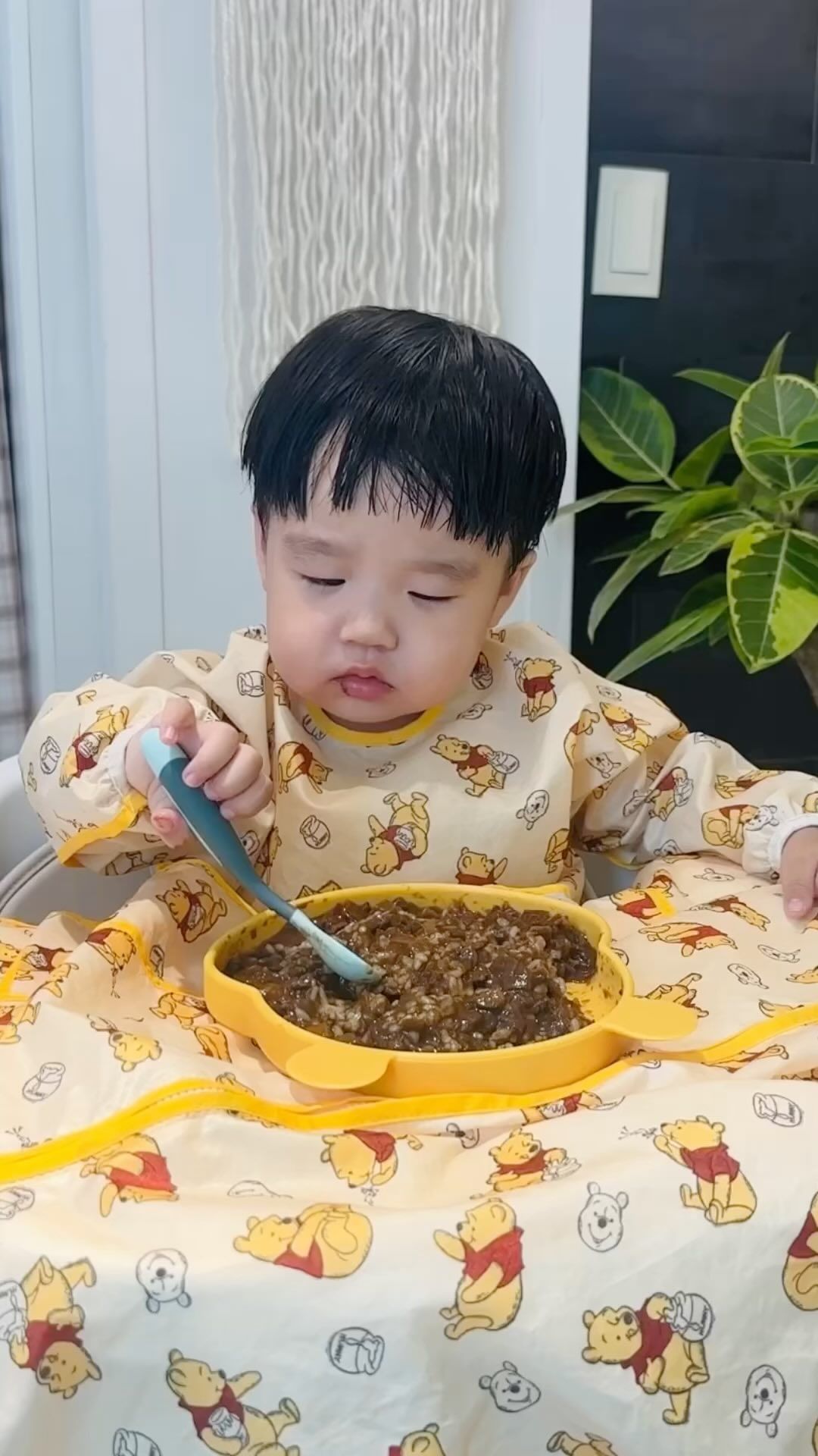 #이구역콘테스트#이구역아기먹방 
🏷️ @petitelin_official 

요즘 밥태기가 와서 안먹을때는 진짜 잘 안먹어서 힘들지만 
또 입에 맞거나 잘먹을때는 엄청나게 잘먹는 우리 아드님 …🤭 

밥태기 빨리 지나가고 계속 잘 먹어주면 정말 소원이 없겠다아〰️

그래도 우리 지호 너무 복스럽게 잘먹죠?👼🏻

#아기#아기먹방#22개월아기#애개육아맘#애개육아