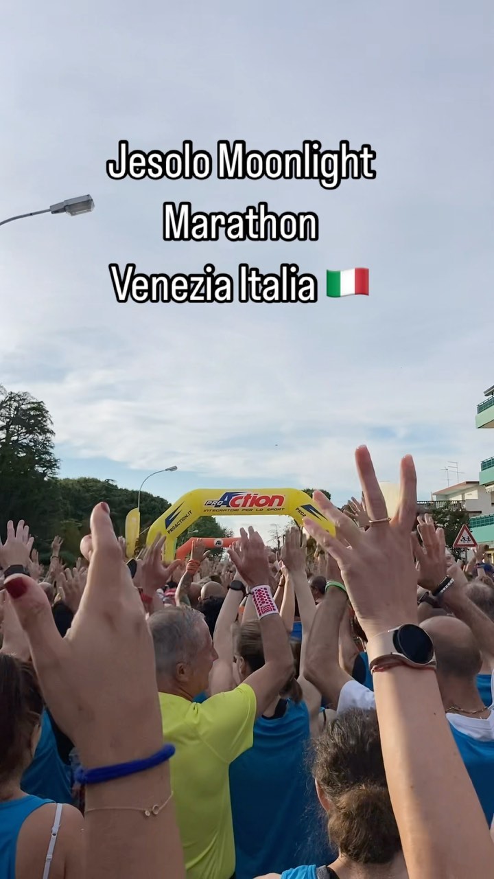 Jesolo Moonlight 10K 🏃🏻‍♀️🏃🏻🏃🏻‍♂️Venezia, ITALIA 🇮🇹

이탈리아에서 마라톤 해봤니? 

베네치아 예솔로 문라이트 10K #🏃🏻‍♀️
운동 안하다가 가서 힘들었지만 즐거운 경험 😆
마라톤 끝나고 🍌🍝, 멕주 주믄데 논알콜은 하나도 안시원함 😒

🏖️Tour 🤳🏻: https://3ha.in/r/23186

#예솔로 #이탈리아 #이태리 #베니스 #베네치아 #이탈리아여행 #이태리여행 #마리톤 #운동 #운동하는여자 
#jesolo #moonlight #10K #marathon #venezia #italia #venice #italy #ridodijesolo #athlete #running #tennis #travel #travelphotography #travelblogger #travelgram