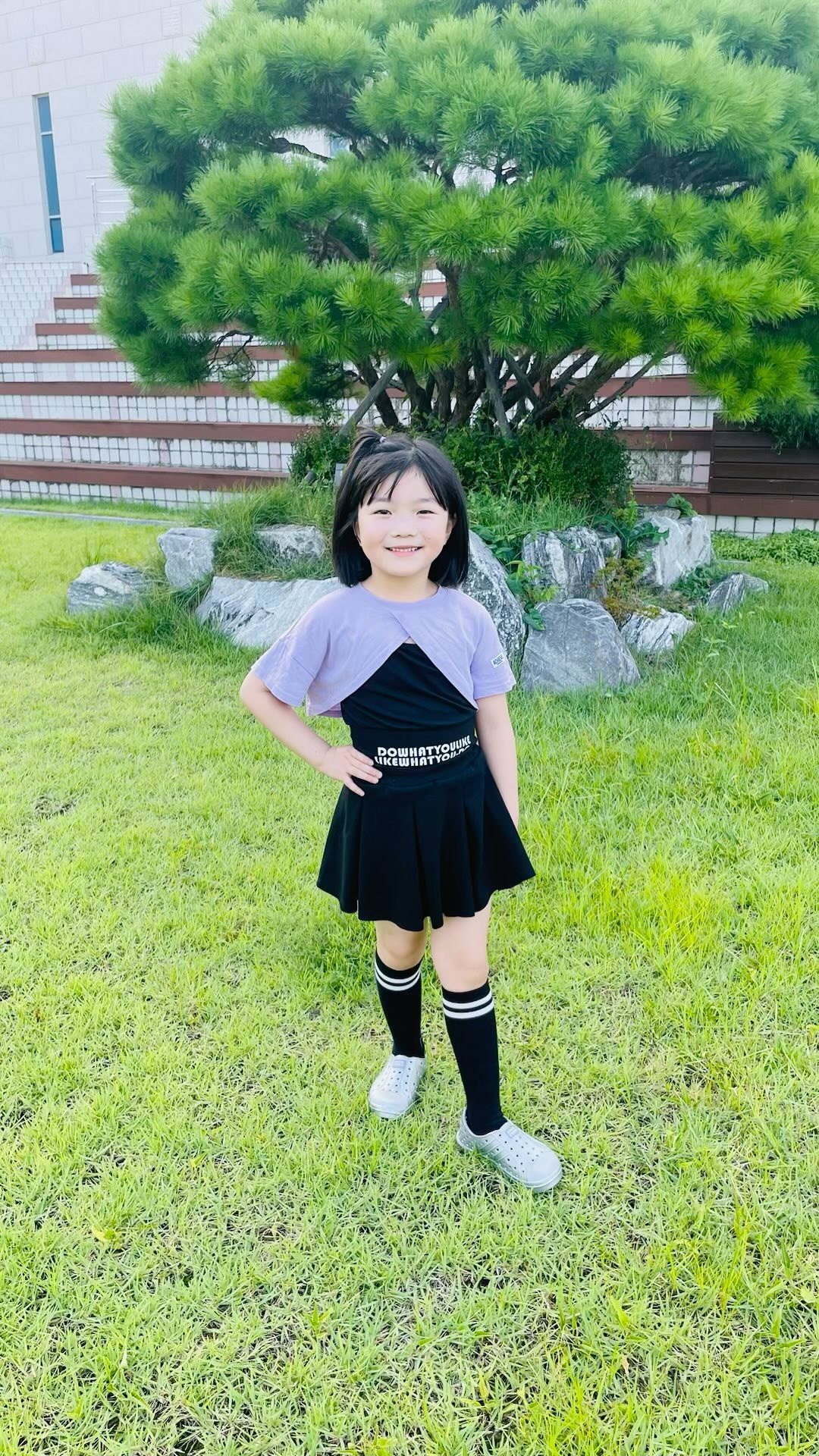 #협찬

what? 이게 실내화라구요?
솔리스파스텔슈즈는 실내화, 외출화, 아쿠아슈즈로 
방수 기능이 있어서 야외활동뿐 아니라 어디에서도 착용이 가능해요.

색상은 실버,퍼플,블랙이 있는데 시현이는 실버색으로 픽!
다양한 착장이 가능하고, 미끄럼 방지 아웃솔로 편안하고 
안정성 있어요.

통기성 좋은 에어홀로 간편한 세척과 빠른 건조, 
초경량 EVA 소재로 가볍기까지 하니 휘뚤마뚤템으로 딱!

Thank you @bimbobimba_official 

#빔보빔바#솔리드파스텔슈즈#실내화#실외화#아쿠아슈즈#캠핑슈즈#아동슈즈#유아신발#유치원실내화#초등학교실내화#어린이집실내화#신학기준비물#키즈모델#아역배우#키즈인플루언서#광고모델