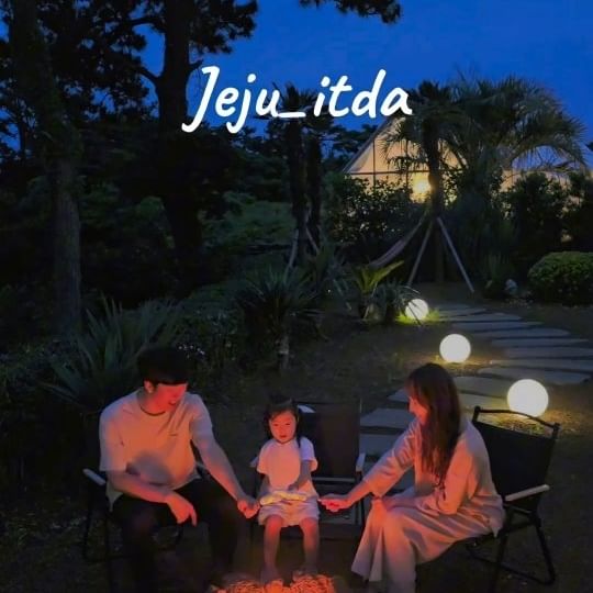 #숙소제공 #제주잇다 @jeju_itda ෆ

아이와 가기 좋은 오직 한팀만을 위한 프라이빗 감성숙소 제주잇다

작년 옆 숙소에서 묵으면서 너무 이뻐서 기웃기웃 찜해놨던 숙소 이곳에 내가 왔다니 ! 숙소 안에 있으면서 정말 꿈만 같았어요🫢✨️

들어오는 입구부터 마당의 끝까지 하나하나 너무 이뻐서 눈을 뗄 수가 없었던 곳

우드화이트톤의 주방과 통창너머로 보이는 제주스러움 가득한 야자수 🌴 
이날 날씨까지 너무 좋아서 야외 자쿠지에서 물놀이 실컷 하고 
#불멍 에 사장님께서 챙겨주신 마시멜로까지 굽굽 ! 🍡
밤에는 빔 프로젝트에 노래방 기기까지 있어서 세 식구 밤새 놀았어요 🤍