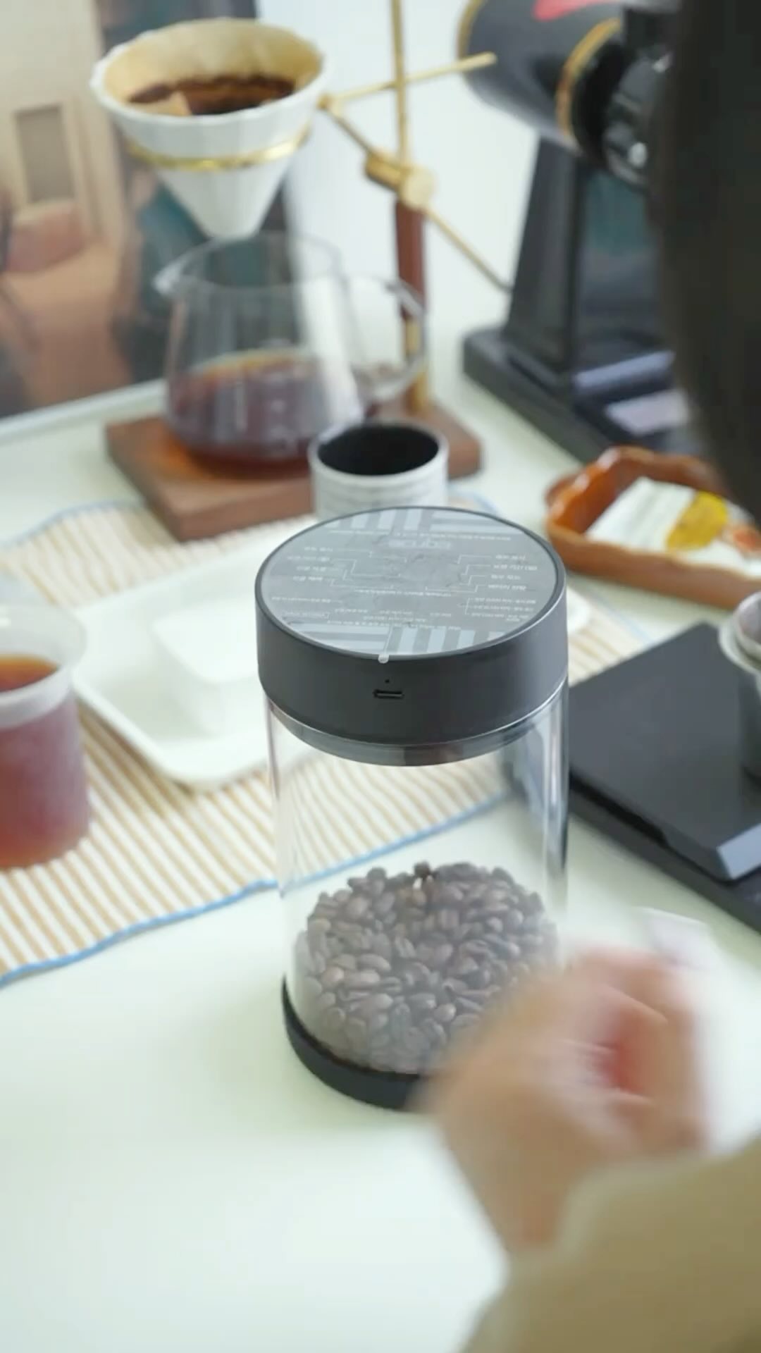 맛있는 원두 신선한 원두를 홈카페하면서 늘 즐기고 싶다면!? 아투바의 스마트 원두 밀폐용기를 추천드립니다. 완벽히 밀폐되는 진공 기능부터 보관 날짜, 습도, 온도 표시까지되는 만능 밀폐용기 아쿠바 스마트🙋🏻