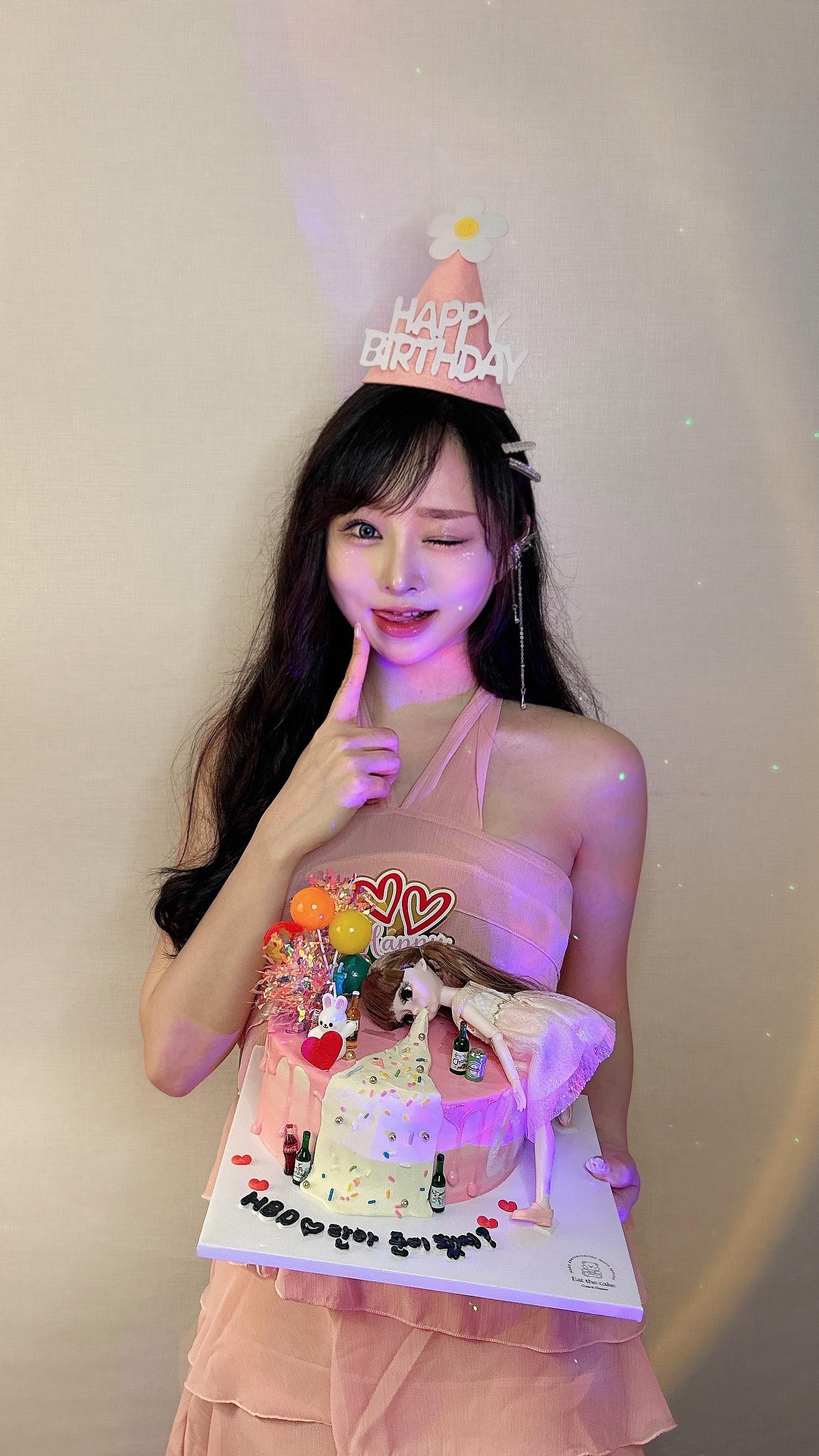 HBD 예쁜 사진 감사합니다룽🫶🏻✨💗
앨범정리 미루다가 같은 5월이니깐 올린당! ಇ( ˵ᐛ ˵)ಇ 
.
.
#생일 #컨셉촬영 #오오티디 #릴스타그램 #릴스챌린지 
#패션 #강남 #강남파티룸 #followforfollowback  #reels