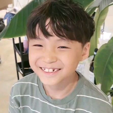 ㅋㅋㅋ 이빨빠진 귀여운 초딩🤎
헤어스타일 변신💇‍♂️

이모 손길로 훈남펌 완성😍
우리 셋 단골 몽실 #어라운드헤어 
예쁜 헤어스타일 고맙습니다🙏

#경인교대미용실 #머리맛집 #초딩헤어스타일 #남자아이펌 #훈남펌 #초딩펌 #인천머리잘하는곳 #남아헤어스타일 #경인교대역  #남자헤어스타일