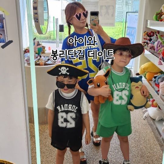 토요일 오랜만에 셋이 데이투🫶
책읽기 시상식 갔다가,
봉리단길에 들러서 간단히 놀았는데
아이들이 오늘 너무재밌었다고
다음에 또가자고!
봉리단길 구경하는 재미를 알아버린 6세 8세
그중 고오급 돈카츠 먹더니 이것은 소고기냐며ㅋㅋㅋ
부드러움에 반하심ㅋㅋㅋ

-
김해 봉리단길
씅카츠
포토시그니처
마이페이버릿띵스

#아이엠이디나
#김해데이트
#봉리단길맛집
#김해봉리단길
#봉리단길소품샵
#씅카츠
#마이페이버릿띵스
#아들맘
#김해맘