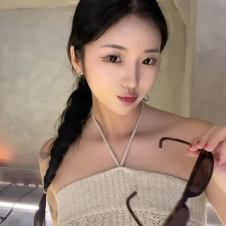 @blueelephant.co 
블루엘리펀트 명동 쇼룸 오픈했다는 소식에 바로 달려간 저에요 😎

3층 공간 모두 감각적인 인테리어에 예쁜 선글라스, 안경이 가득해서 구경하고 써보느라 시간 가는 줄 몰랐다는거 .. 🙂‍↕️

오픈하자 마자 달려갔는데도 이미 너무 핫한것 같았지만 
더 핫해지기 전에 얼른 다녀오세요 🖤

📍MYEONGDONG FLAGSHIP STORE
명동 플래그십 스토어
➡️ 서울 중구 명동8길 8-7

#블루엘리펀트 #BLUEELEPHANT #블루엘리펀트명동플래그십 #명동 #myeongdong