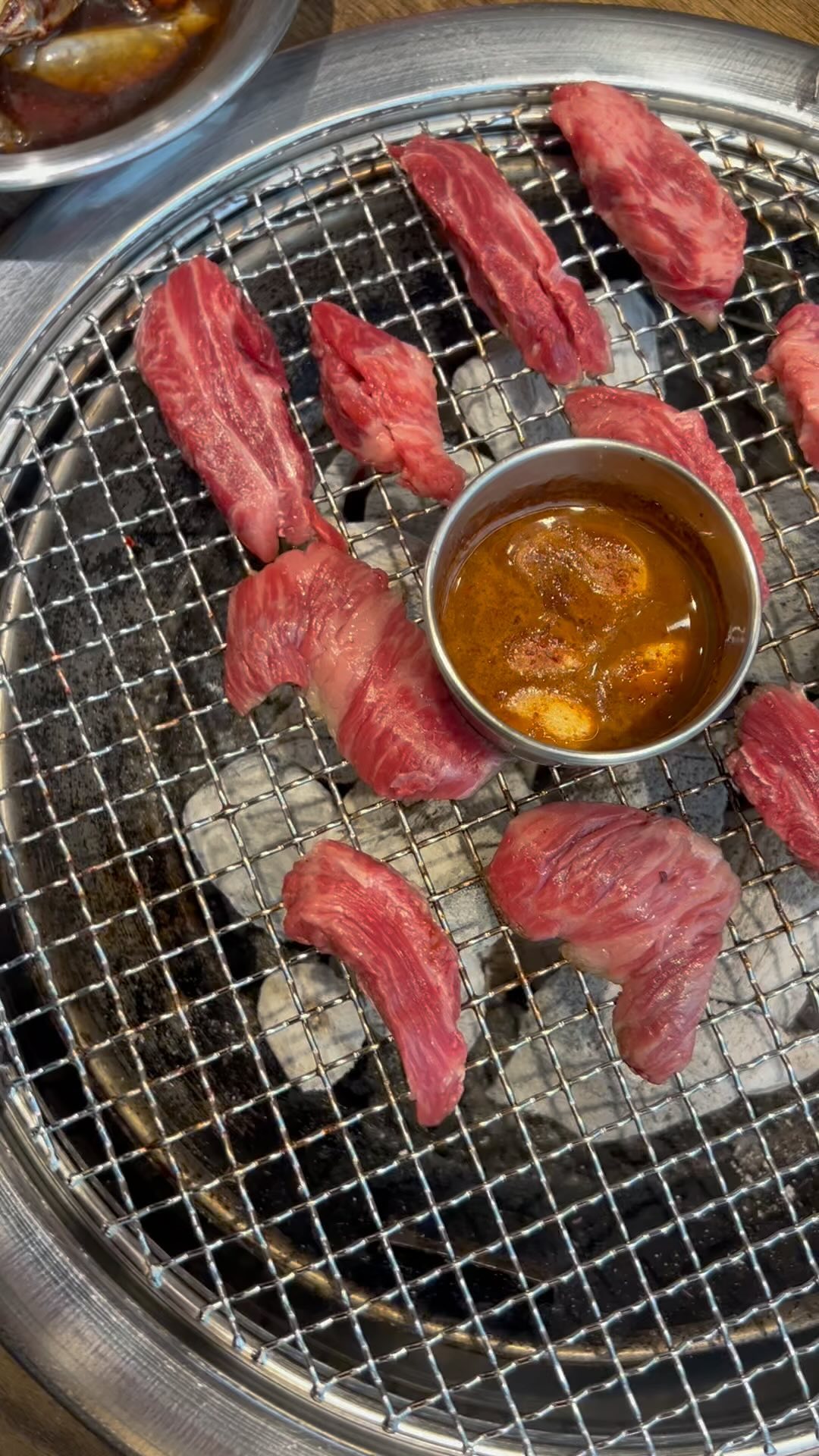 #협찬 
현지인들만 안다는 흑돼지가 
7000원인집 !! 아시나요 ???

제주 공항근처 흑돼지 ,소고기맛집 !! 
#바다풍경정육식당제주공항본점 ⬅️

제주의 매력과 맛을 한번에 잡을수있는
고기집을 찾는다면 무조건 여기 !! 

프로모션으로 흑!돼!지!가 7000원 ! 

20년경력의 육부장이 선별하는 흑돼지1등집

가족 여행객의 필수방문지
 
소스들도 매장에서 직접 수십수백번을 연구하여
수제로 만들어 제공되고있어요

맛도맛이지만 인플루언서도 극찬하는 뷰 ! 

제주바다가 한눈에 보이는 오션뷰에
공항 근처라 실시간으로 비행하는 비행기까지 볼수있습니다

✨카카오맵,네이버 리뷰이벤트 작성하고 
8000원상당인 하이볼 받고가자 !!! ✨

흑돼지 모듬 (100g)  7500원
흑돼지 목살,오겹살(100g)  7000원
흑돼지 뼈등심 (100g)  7000원
한우 등심(100g)  13500원
한우 육회비빔밥 15000원
한우육회 25000원

1인 상차림비 
초등학생 기준  2000원
중.고등학생.성인기준 5000원 

제주특별자치도 제주시 서해안로 654 
2층 바다풍경정육식당 
@bapoongmeat_jeju 

매일 10:30 - 22:30

#협찬 #제주공항맛집 #제주공항고기집 #제주흑돼지 #제주도밥집 #제주도현지인맛집 #제주맛집 #삼겹살 #목살
