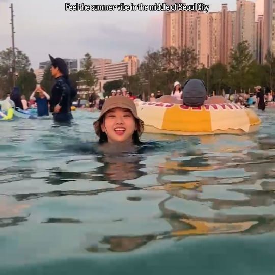 누가 여름에 영화관에서 영화를 보나
요즘은 야외 수영장에서 본다💦🎥