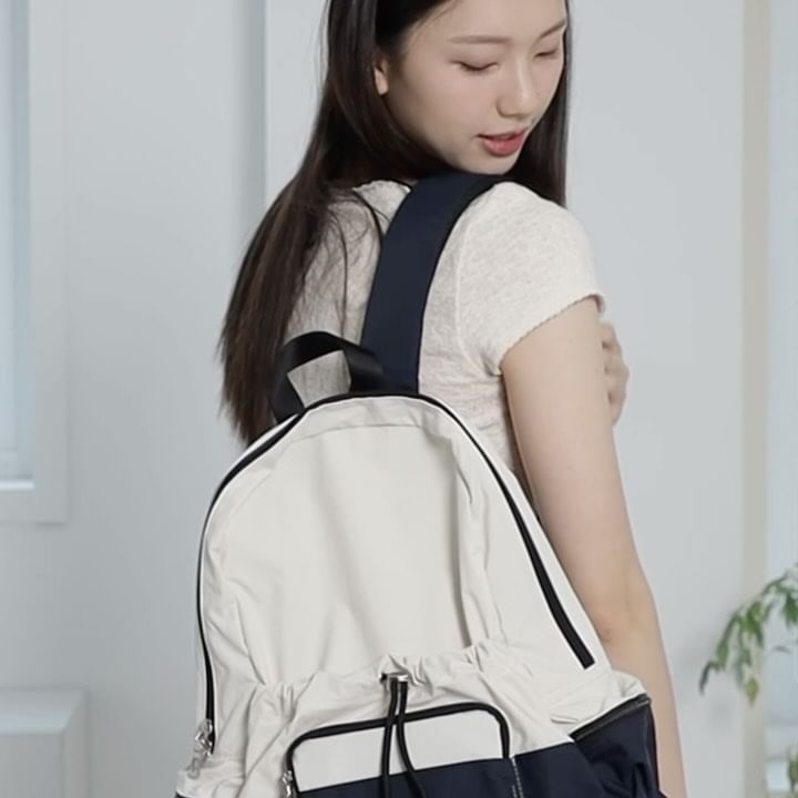 #광고
이번 영상은 모델 김진경님의 PICK✨
로디나트 투톤-스트링 백팩 추천이에요🎒
⠀
👉🏻로디나트는 대한민국 서울에서 만드는 메이드인 서울 브랜드이에요🫢
⠀
👉🏻이 브랜드는 제품 장식과 포장에 플라스틱, 비닐을 사용하지 않는 NO플라스틱 브랜드에요👏🏻
⠀
⠀
⠀
400그램 초경량 백팩인데 방수 기능까지 되있어요🫢
원단은 사각거리는 촉감으로 감성을 더해주는
워싱 나일론이구요🧵
⠀
전면부 박스 포켓위에 스트링 포켓이 있는 2중구조 디자인으로 되어있어서 실용성+디자인까지 모두 훌륭하죠 🩵
⠀
그리고 사이드포켓까지 투톤이라 더 유니크한 스타일을 연출할 수 있다구요~🤭
⠀
별도 분리된 안쪽 13인치 노트북 수납도 가능한 포켓이 있어 더 실용적으로 수납이 가능해요👜
보부상처럼 짐 많은 사람들에게 좋은소식👍🏻
⠀
여행용 캐리어에 걸고 다녀도 떨어지지 않구요.
뒷면에 캐리어를 연결하는 가로 스트랩이 있어서 여행용으로 추천!🛫
⠀
폭신하면서 탈부착도 되는 어깨끈이라 오래 착용해도 편안해요🥰
⠀
⠀