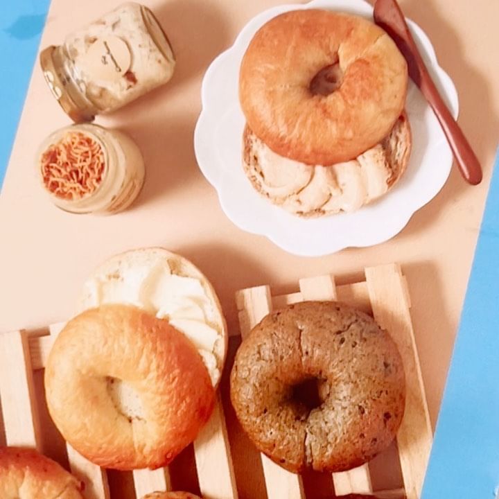 #제품제공 @jungdam_ricebakery
저 요즘 베이글에 푹 빠졌어요💛
100% 국내산 쌀로만 만든 수제 쌀베이글 .‘.’ 
아기도 좋아하는 정성을담은쌀베이글 정담 쌀베이글🥯
쌀로 만들어 더욱 쫀득하고 먹고 나서 속도 편안해요 ◡̎
방부제 무첨가로 건강한 베이글이랍니다 ♥

밀가루, 계란, 방부제, 버터가 전혀 들어있지 않고
유기농 고이아사설탕을 이용해서 만들었기 때문에
미네랄, 칼슘 등 다양한 영양소가 함유된 건강한 빵 .‘
요즘 아기가 빵을 너무 좋아하는데
이왕 사먹이는거 건강한 빵이면 좋잖아요 (՞⸝⸝o̴̶̷̥᷅ ̫ o̴̶̷̥᷅⸝⸝՞)
정담베이커리가 딱 ♥

쌀베이글 6종 (플레인, 시나몬, 호두베리, 블루베리, 바질올리브, 고소미)과 블루베리 크림치즈까지 함께 먹어봤는데 진짜 쫄깃쫄깃하고 맛있어요 💛
다 맛있눈데 특히 제 최애는 바질올리브 🫒
크림치즈도 수제 리코타치즈로 만들어서 꾸우덕♥
여기 베이글 평점도 엄청 높고 재구매율도 높다고 하는데..
저도 이번에 먹어보고 바로 주문했어요 .’.‘ 👉👈

🖱️네이버에 ’정성을담은 쌀베이글‘을 검색해보세요

#정담 #쌀베이글 #베이글 #비건빵 #다이어트식단 #아기간식 #아기빵 #다이어트 #아침식단 #온더테이블 #홈카페 #홈카페그램 #베이글추천