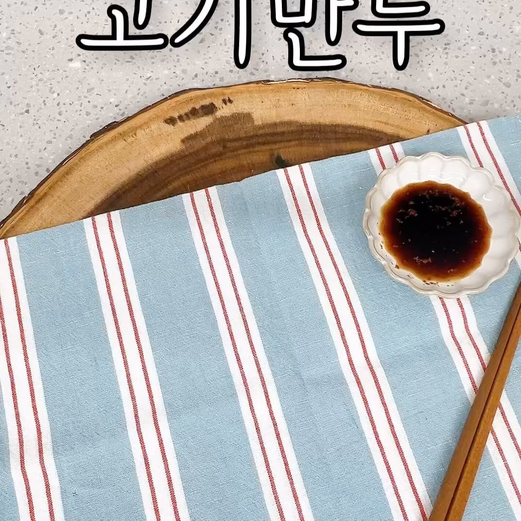 🥟
한끼 식사로도, 간식으로도 많이 먹는 만두는
저희 아들이 좋아하는 메뉴 중 하나에요.
그 동안 매번 냉동 만두를 종류 별로 구매 해 놓고
찐만두, 물만두, 군만두, 만둣국 등을 해줬는데 오늘 큰 맘 먹고 만두를 만들었어요.
사실 진짜 정말 오랜만에 만두를 만들어 봤는데요 거의 20년만인가요...?🫠
저희 친정도 그렇고 시댁도 명절에 만두를 만들어 먹지 않으니 만두 만들 일이 없더라구요ㅎ
만두피 까지 만들었다면 더 좋았겠지만 시판하는 만두피를 사용해서 만들어도 괜찮잖아요?? 😅
이것저것 많이 넣지 않아도 기본 재료만 넣으면 육즙가득 맛있는 만두를 만들 수 있어요.
기본 만두 소에 당면이나 숙주를 조금 더 넣고 김치국물을 짜내고 송송 썬 김치를 섞어 김치만두를 만들 수도 있답니다.
가족이 식탁에 앉아 도란도란 이야기 하면서 만들어도 좋을 것 같아요.
그럼 김이 모락모락 육즙가득한 고기만두 레시피 공유해요.👩🏻‍🍳

⬇️고기만두 레시피

(재료) 다진 돼지고기 300g, 만두피 15~18장, 대파 희부분 2대(다진대파 1컵), 당면 50g (삶아서 잘게 자른 당면 1컵), 부추 100g(송송 썬 부추 1컵), 
(양념재료) 설탕 1/2큰술, 간장 3큰술, 다진생강 1/4큰술, 굴 소스 1큰술, 물 1/2컵, 식용유 1큰술

>당면은 미지근한 물에 20분 이상 불려 놓아요. 
>부추는 쫑쫑쫑 잘게 썰고, 대파는 흰 부분을 잘게 다져 주세요.
>불린 당면을 끓는 물에 삶아 건져내 잘게 잘라주세요.
>다진 돼지고기에 다진 대파, 잘게 자른 당면을 넣고, 설탕 1/2큰술, 간장 3큰술, 다진생강 1/4큰술, 굴 소스 1큰술, 물 1/2컵, 식용유 1큰술을 넣고 한 방향으로만 5분 정도 찰기가 생길 때 까지 섞어 주세요.
- 같은 방향으로만 섞어야 물이 생기지 않는다고 해요.
>만두피에 만두소 한술을 올리고 만두피 가장자리에 물을 바른 후 만두모양을 잡아 주세요.
- 가운데를 맞대어 붙이고 양쪽을 접어 붙여요. 반대 쪽도 똑같이 해주세요.
>만들어진 만두는 달라붙지 않게 통에 담아 냉동실에 보관 해 주세요.
>김이오른 찜기에 만두를 넣고 쪄주세요.
 -만들어서 바로 먹을 때는 5분 정도 쪄요.
 -냉동시킨 만두를 찔 때는 10분 정도 쪄주세요.
>양조간장 1 : 식초 1, 고춧가루 약간 넣고 초간장을 만들어 찍어 먹어요.

#일상#집밥#집밥메뉴#저녁#저녁밥#저녁메뉴#저녁식사#집밥레시피#식사메뉴#집밥스타그램#간식#간식메뉴#방학간식#만두#고기만두#고기만두레시피#고기만두만들기#홈메이드만두#육즙가득만두#🥟