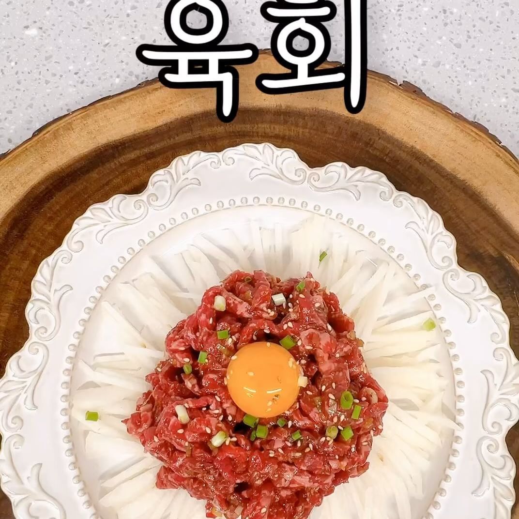 🐂🍐
어제 저녁에 오빠만 빼고 언니랑 조카랑 아들래미랑 
집 근처에 있는 양꼬치 식당을 갔어요.🍖
근데 너무 맛있는 거에요.
얼마나 맛있는지 먹으면서 오빠한테 전화해서 맛있다고 자랑했어요 .🥳
오빠도 같이 가고 싶어했는데 ㅎㅎ
조금 미안해서 오늘은 오빠를 위해 육회를 해 주기로 마음 먹었죠.
밖에서 사먹는 육회는 비싸지만 양은 적잖아요?
또 약간 아쉽게 먹어야 맛있는게 육회이긴 한데...🤣
아무튼 육회는 뭔가 스페셜한 메뉴 같지만 막상 만들어 보면 아주 간단하게 만들 수 있어요.
동네 정육점에 생고기 들어 오는 날을 알아 뒀다가 그 날에 구매하면 신선한 육횟감을 살 수 있어요.
그리고 요즘은 정육점에서 알아서 육회용으로 썰어 주시니 아주 편하더라구요.
손님상에도 좋고 술안주로도 좋고 밥에 상추넣고 고추장 넣고 비벼먹어도 맛있는 육회 레시피 공유해요

⬇️육회 레시피

(재료) 육회용 소고기 300g, 배 1/2개, 계란 1개, 통깨 약간
(양념재료) 간장 2큰술, 맛술 1큰술, 설탕 1큰술, 다진마늘 1큰술, 참기름 1큰술, 매실청 0.5큰술, 다진파 1큰술, 후추 약간

Tip. 먹기 1시간 정도 전에 고기를 냉동실에 넣어 살짝 얼려서 만들면 더 맛있어요.

>대파는 잘게 다져 놓아요.
>배는 씨부분을 피해 반으로 자른 후 껍질을 벗기고 채 썰어 주세요.
>간장 2큰술, 맛술 1큰술, 설탕 1큰술, 다진마늘 1큰술, 참기름 1큰술, 매실청 0.5큰술, 다진파 1큰술, 후추 약간을 넣고 잘 섞어 양념장을 만들어 놓아요.
>고기는 키친타올에 올려 핏물을 제거 해 주세요.
>볼에 고기를 담고 양념장을 2~3큰술 넣고 버무려 주세요.
 - 만들어 놓은 양념장을 한번에 넣으면 짜요. 2~3큰술 넣고 간을 본 후 양념장을 추가 해요.
>접시에 배를 깔고, 버무린 육회를 올려요.
>계란노른자를 올리고 깨를 뿌려 완성해요.

#일상#집밥#집밥메뉴#저녁#저녁밥#저녁메뉴#저녁식사#집밥레시피#식사메뉴#집밥스타그램#스페셜메뉴#손님상메뉴#육회#육회레시피#육회만들기