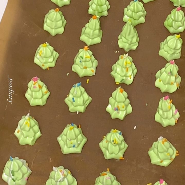 ¨̮ #머랭쿠키 #meringuecookies 🎄

쫀쫀한 트리머랭쿠키 🎄🎄
크리스마스때 만들려고 했는데
재료만 사놓고 아파서 못만들고
다 지나고 만들었지만!
아직 겨울이니까요 ☃️🌨️
.
.
.
#홈카페 #디저트 #온더테이블