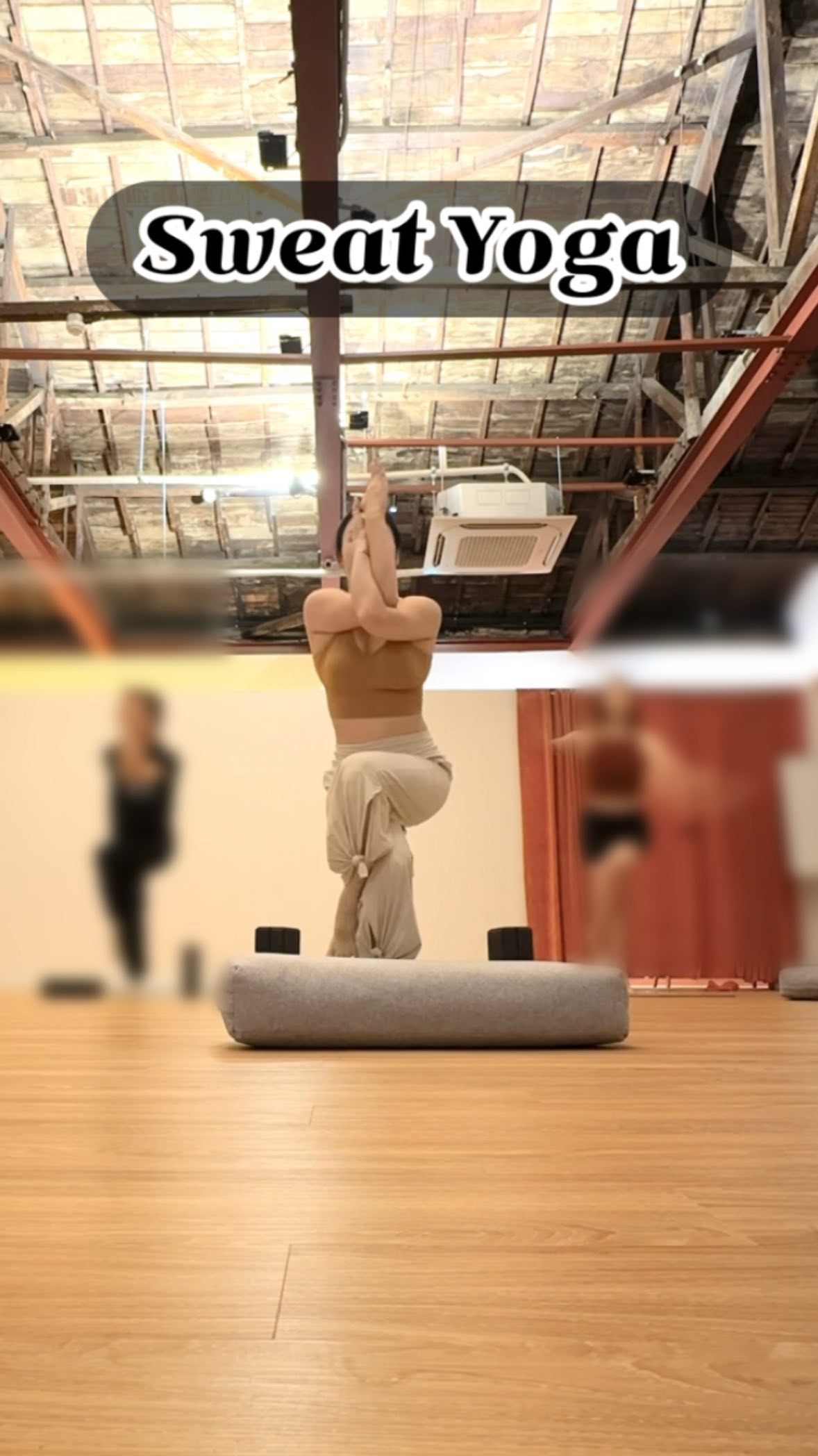 #🧘🏻‍♀️
#요가는역시힐링힐링💗

피크포즈 수업을 원래 더 선호하는데,
오랜만에 들은 스웻 수업, 이름답게 땀 뚝뚝 흘리고 왔다.🫀

4라운드 때 노래 배경으로 하고 싶었는데
인서타에는 없네!! ㅎㅎ

혜연쌤 플레이리스트 살짝쿵 찍어와서, 요 노래로😌🎶

나는 요가가 좋아.🫶🏻

🧘🏻‍♀️🤍 : @yeoju_ajoya 
🙏🏻🛖 : @sunday_namaste 

#yoga #요가 #yogatimelapse