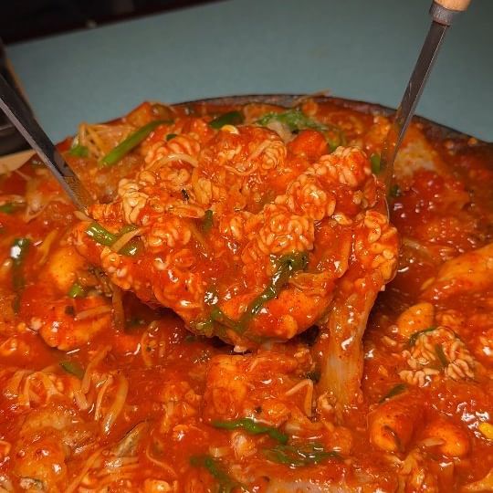곱창 토핑 올라간 아구찜이요?

오늘은 1000만 먹방 유튜버 문복희 님이 
선택한 핫플 성수AGU를 다녀왔습니다.

여기는 국내최초로 한우곱창튀김을 올려주는 
토핑이 올라간 아구찜이 특이하고 매력적인 곳인데요.
곱이 가득한 한우곱창부터 아구내장과 
꽈리고추 튀김이랑 부추무침이 
빨간 아구찜이랑 잘 어울리는데 
맵지 않고 감칠맛을 잘 살렸다 싶었어요.

사이드 메뉴로 주문한 명란치즈감자전은 
두꺼운 감자벽 사이에 고소한 명란알, 
치즈가 들어있어서 담백해서 좋았고 
아구찜 먹으면서 주먹밥도 곁들이다가 
아쉬워서 콘치즈볶음밥으로 마무리했답니다.

명란치즈감자전 17000
감태낙지주먹밥 14000
가니미소주먹밥 14000
한우곱창튀김아구찜(2인 이상) 23000
콘치즈볶음밥 5000
곱창튀김 추가 20000
알곤이 추가 18000

업체명: 성수AGU
주소- 서울 성동구 상원길 48-1 성수AGU
(뚝섬역 근처)
영업시간-매일11:30~2:00
(15:00~16:00 브레이크타임, ~21:00 라스트오더)

#AGU #성수AGU #성수동맛집 #성수맛집 #뚝섬역맛집 #아구찜맛집
