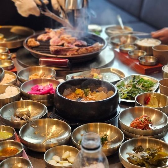 #협찬 인데 또간집 협재바다3초컷 고기집 ♡ 

고기에 진심인 친구네와 함께 잉겅 뿌시고왔슴돠!
한창 잘 먹는 청소년들과 어른이들이 40만원치
먹고온 집 ㅋㅋㅋㅋㅋ 
@ingeong_jeju

협재 바다 3초컷으로 비양도보며 먹는 돈대갈비 쵝오~

가장 맛있다는 갈비쪽 특수부위 삼겹살의 적절한 지방과
살코기의 콜라보로 고기도 직원분들이 최적으로 
구워주셔서 넘 편하고 맛나게 먹었어요.

대형 카페 분위기라 고급지고 깔끔한데 2층 테라스자리는
뷰까지 끝내주는 잉겅!

1인 고기러버를 위한 바테이블도 있으니 누구든
맛있는 고기 즐기러 오기좋아요 👍 

📍잉겅 한림협재흑돼지
📍제주시 한림읍 한림로333
📍11:30 ~ 22:00

.
.
.
#협찬 #잉겅 #잉겅한림협재흑돼지 #협재고기집 #협재해수욕장고기집 #제주흑돼지맛집 #협재흑돼지 #제주도고기집 #제주도흑돼지 #제주맛집 #협재맛집 #흑돼지맛집 #협재해수욕장