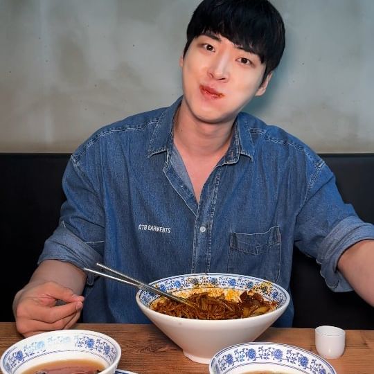 에버랜드 갈때 여긴 무조건 가야 합니다

우연히 찾은 짬뽕맛집, 여전히 맛이 보장된 곳이에요! 😍

갑오징어가 푸짐하게 들어간 짬뽕은 쫄깃하고 깊은 맛이 일품!
해물의 풍미가 가득해 만족도가 하늘을 찌릅니다! ✨

그리고, 등심 탕수육! 두툼하고 바삭한 이 조합은 정말 놓치면 안 돼요! 💖

이열치열! 더운 날, 갑오징어짬뽕 한 그릇으로 스트레스 다 날려버렸어요! 🔥

용인 에버랜드 가시면 꼭 다녀오세요! 
맛의 진수를 경험할 수 있을 거예요! 


[메뉴 가격]
갑오징어짜장면 15,000
하얀갑오징어짬뽕 15,000
갑오징어탕수육 27,000
탕수육 소 21,000
갑오징어짬뽕 15,000
갑오징어볶음 37,000

형근씨 갑오징어 짬뽕 처인구점
경기 용인시 처인구 포곡읍 성산로 447 1층
매일 10:30~20:00 
(L.O 19:50 , B.T 평일 15:00~16:00, 토일 20:20까지 영업)

#형근씨갑오징어짬뽕 #용인맛집 #처인구맛집 #짬뽕맛집추천 #형근씨갑오징어짬뽕처인구점