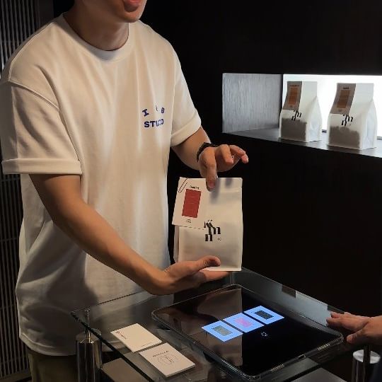 퇴근 후 혼자만의 시간을 완벽하게 즐길 수 있는...

서촌의 숨겨진 보석 같은 카페
카키문 누하는 분위기가 정말 좋았어요.

퇴근길에 서촌에서 친구와의 소중한 시간을 위해
 카페에 잠깐 들렸는데, 이곳은 다크한 분위기가 
물씬 풍기는 로스터리 카페였어요. 적당히 어둡고 
아늑한 느낌 덕분에 조용하게 둘만의 대화를 
나누기에 딱 좋았답니다. 🌙✨

여기서는 스트롱홀드 S8X를 사용하고 있어서 
커피 맛은 완벽하게 보장돼요. 
무엇보다 원두를 직접 선택할 수 있다는 점이
 정말 매력적이었어요! 

사장님의 친절한 설명을 들으면서 블랙커피를 3가지 
원두 중에서 고를 수 있었는데, 오늘은 집에 가서 꿀잠
을 자야 해서 디카페인을 선택했답니다. 😴☕

사장님이 스티밍하는 모습을 눈앞에서 직접 감상하며 
기다리는 동안, NO.5와 NO.8 음료가 미니멀한 사이즈
의 잔에 담겨 나왔어요. 각 음료가 가진 개성이 정말 
매력적이었고, 아직 마셔보지 않은 1번과 7번도 너무 
궁금해졌어요. 다음에  꼭 시도해봐야겠어요! 🎉🥤

블랙체리 케이크는 한 입 베어 물자마자 부드럽게 
녹아내리며, 신선한 재료와 높은 당도로 커피와의
 조화가 정말 일품이었어요. 
방문하신다면 음료와 함께 달콤한 당충전을 꼭 
해보세요! 🍰☕️

시즈널 케이크(블랙체리) 11,000
스페셜 NO.5(MATCHA) 7,000
스페셜 NO.8(CHOCOLATE) 7,000
블랙 브리티쉬(디카페인) 5,000

카키문 누하
서울 종로구 필운대로 49-8 1층
영업시간- 매일 10:00~22:00
(~21:50 라스트오더)

#카키문누하 #신상카페 #서촌카페 #카키문2호점 #서촌카페추천 #누하동카페 #로스터리카페