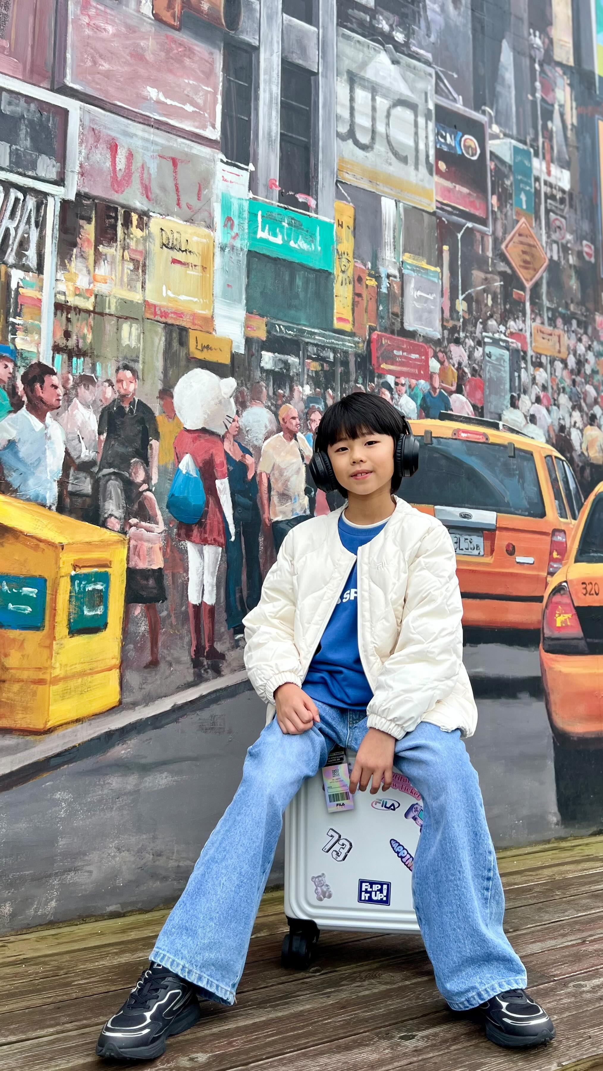 #제품협찬  @filakids 

.
.
.
-휠라키즈와 함께하는 추석여행🚉

-여행갈때  간단한 아이들 짐 넣고 다니기 좋은 사이즈의 캐리어

-휠라키즈에서  추석캐리어 사은품 이벤트를 하고 있어요 이모들
-추석빔 장만하고 선물로 받은 캐리어에  넣어서 명절 지내러 go!

✔️휠라키즈 HAPPY JOURNEY 여행 캐리어 증정
9월 6일 ~ 소진시까지 / 휠라키즈 30만원 이상 구매고객 대상
 ‘여행 캐리어 + 스티커팩‘ 증정

.

 #Filakids #휠라키즈 #휠키버디즈3기
#버디구스다운#키즈경량패딩#휠라키즈캐리어#키즈캐리어#추석사은품#사은행사