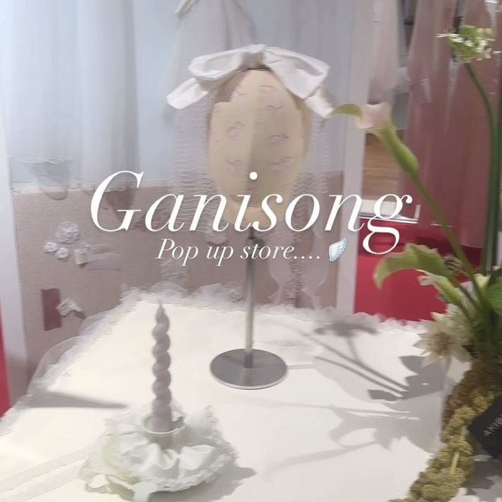 드레스를 산다면 가니송에서 사고싶었는데요..🤍
이렇게 가니송 드레스를 입어볼수있는 팝업스토어가 처음!! 열려서 호다닥 다녀왔어요😆

보는것보다 입어보는게 더예쁘니카..예신들아 꼭 다녀오자~🫶🏻

🪽직원분들이 드레스 입는거, 베일이나 헤어 장식들 하는것도 도와주시니까 맘편히 다녀오기
🪽다입어보고싶지만 대기가 길어 2벌씩만 가능하다는점.. 여유있게 입어보려면 오전에 다녀오기
🪽할인+ 금액대별 기프트도있으니 기분좋게 드레스 데려오세요..🫶🏻

#가니송 #셀프웨딩 #셀프웨딩드레스 #2부드레스 #드레스추천 #셀프웨딩원피스 #예비신부 #예신준비물 #웨찰준비 #ganisong #weddingdress