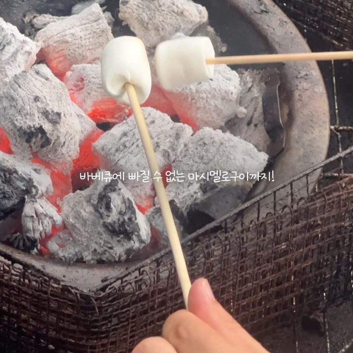 캠핑이 부담스럽다면 셀프바베큐🔥

날씨가 너무 더워 캠핑은 부담스럽지만
오랜망에 휴가느낌 더하기 캠핑느낌 내고 싶어
언니네와 함께 접선한 용인 글램핑장!

집에서 음식 고기 다 싸갈 수 있어서 
다른 곳보다 저렴하게 바베큐를 즐길 수 있어 좋았답니다! 
매점에 다양한 음식도 판매중이라 장보지 않아도 걱정 없는 곳!
대신 가격대가 좀 비싸니 왠만하면 준비해오는 걸로😝
(고기는 안팔어요오)
화장실도 깨끗하고! 아이들 장난감도 많아 개인적으로 좋았네요!
모기가 많아 모기약은 필수! 바로앞 계곡물도 흘러 물놀이도 가능할수도?!

셀프바베큐장 말고 글램핑장도 있어서 
간편하게 분위기 내고 즐기기 좋을 것 같아요!! 

.
#아기랑갈만한곳 #휴가느낌내기 #용인글램핑 #용인셀프바베큐
