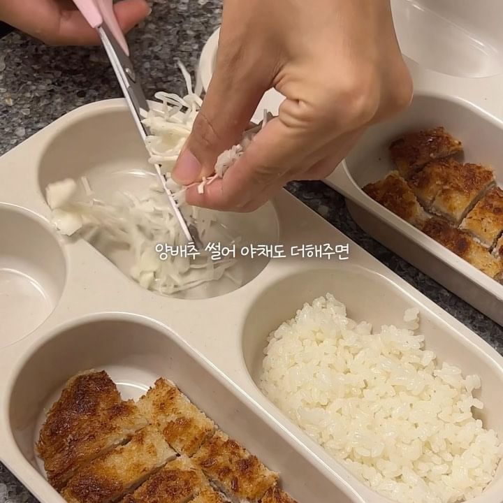 밥하기 싫을 땐 뭐다?!! 돈 까 스 

아니 공구 좀 해봐야지 설쳤지만 사실 공구도 부지런해야하는...
공구 중인지 끝났는지 알지도 못하는 한두장이맘의 공구...
얼마 전 교회언니가 돈까스 공구 기다린다는 말에 
언니!!!!! 내가 먹는 돈까스가 지이인짜 맛있어요 하며 찐 추천을 하는데
알고 보니 내가 추천하는 그 돈까스가 언니가 사려는 돈까스라는 거!!

“언니 나 그거 상시공구 중인데... 나한테 사조요... 😋”

그래서 아무도 모르게 상시공구중인 금왕돈까스를 
지인에게 팔았다는 사실😝

아니 근데 이게 진짜 진심 맛있으니까 제 공구 아니라도 다른분께라도 
꼭 사서 드셔보세요!!! 이거만한 돈까스 나 아직 못찾았다규🔥

.
#금왕돈까스공구 #금왕돈까스공구중 #상시공구중 #마켓한장
#유아식공유 #유아식저녁 #돈까스추천 #유아식치트키 #유아식돈까스