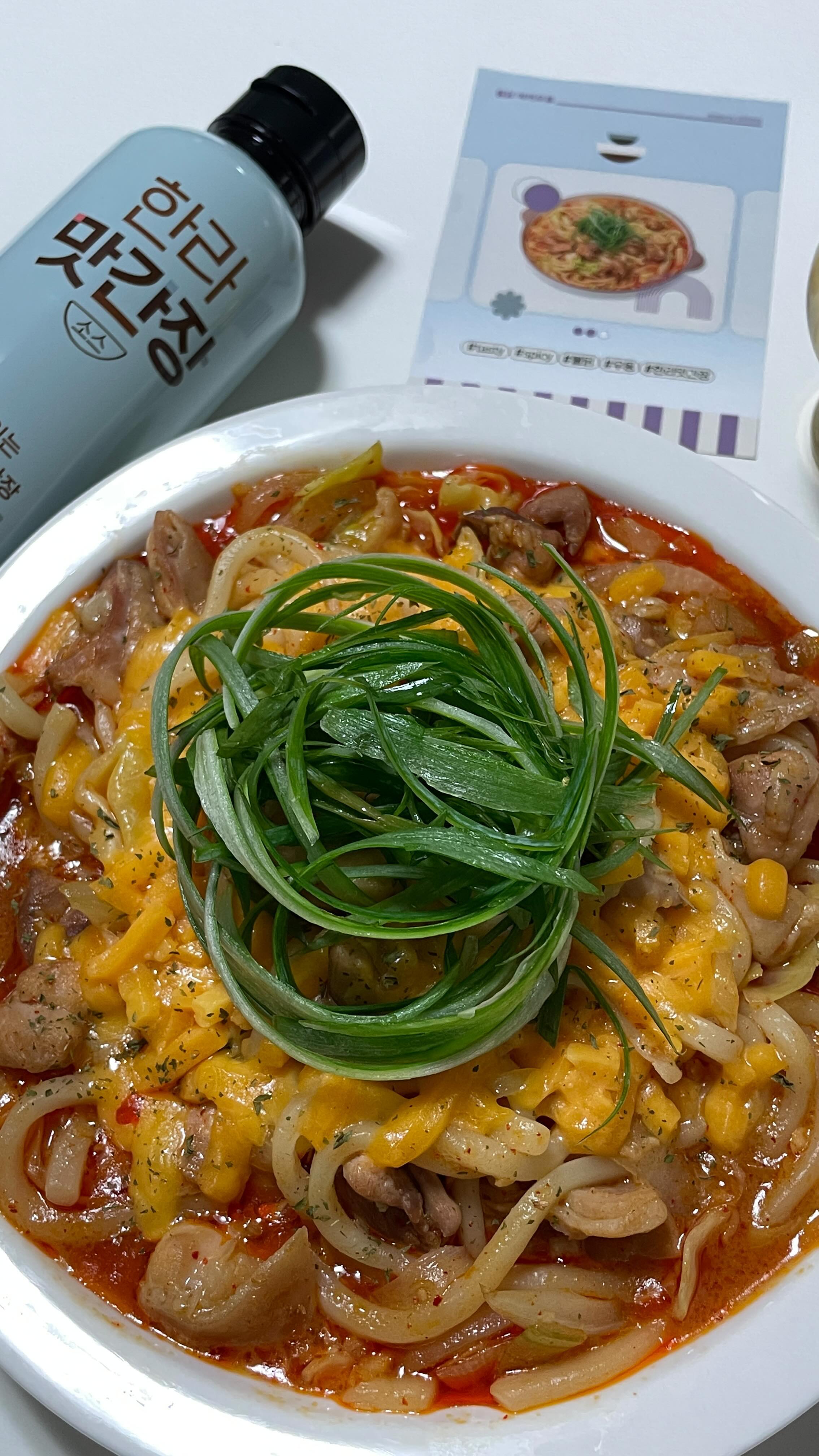 #제품제공 한라맛간장 밀키트로 만든 ❤️불닭 야끼우동❤️
맵찔이도 자꾸만 손이 가게 만드는 맛있게 매콤한 맛..🔥

닭다리살, 양배추, 우동사리부터
물엿, 참기름, 식용유, 캡사이신 등
기본 양념까지 포함된 한라맛간장 밀키트! 🐔📦

우동면 데쳐놓고 잘 잘라 재워둔 닭다리살과 양념 볶아준 후
양배추, 우동면 넣어 양념 잘 배도록 함께 볶아주면 끝!✨

살짝 간을 봤는데 캡사이신을 정량보다 덜 넣어서인지
간을 좀 더 잡고 싶어 한라맛간장 추가로 콸콸 투하..🤎

치즈를 좋아해서 치즈 올려 먹었는데 정말 천국이더라고요😇
당면, 분모자를 넣어 먹어도 너무 맛있을 것 같았어요!
캡사이신이 따로 포함되어 있어 맵기 조절도 가능하고
양념도 레시피만 따라 했을뿐인데 시판 양념보다 훨씬 맛있던..👍🏻
한라맛간장 감칠맛이 크게 한몫 한 것 같아요
여기저기 휘뚤마뚤 활용하기 좋은 한라맛간장!
완전 요물이죠-💗

한라맛간장 밀키트 레시피는
요리요정 이팀장님의 레시피로 만들어졌답니다😊
@yoyo_company 

자세한 레시피와 또 다른 이벤트를 만나고 싶다면
지글지글클럽으로 오세요! 🧡🙌🏻

@ziggleziggle.official 

#한라맛간장 #한라맛간장밀키트챌린지 #한라식품 #요리요정이팀장 #요리요정의심야문화센터 #불닭야끼우동 #지글지글클럽