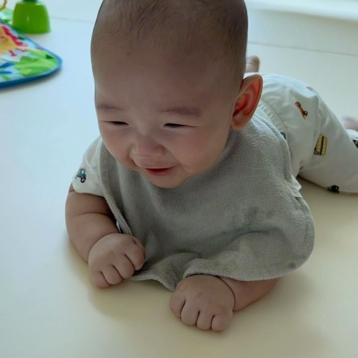 누워있기싫은 3개월아기